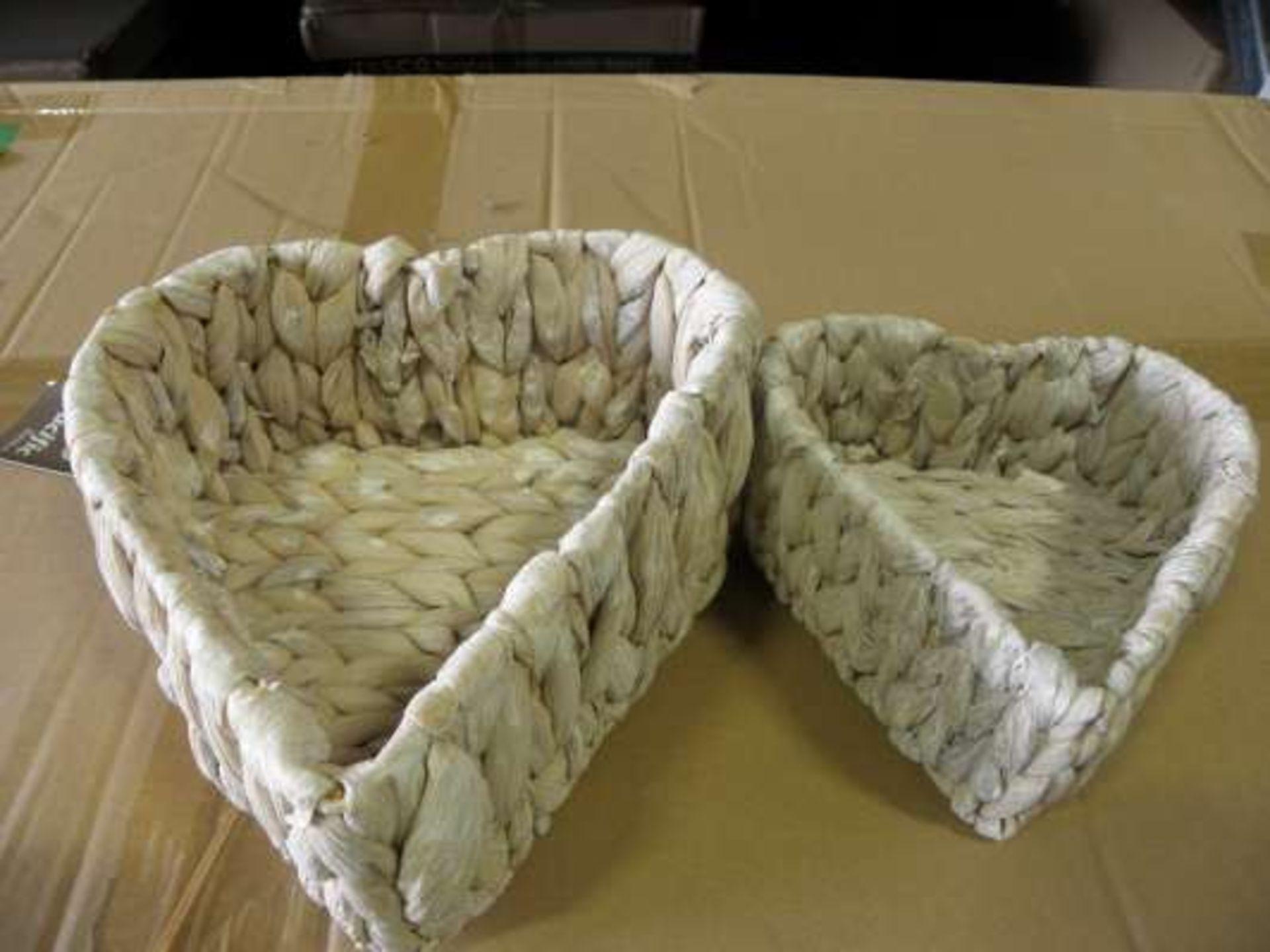 30 X WHITE HEART SHAPED HYACINTH BASKETS IN 5 BOXES