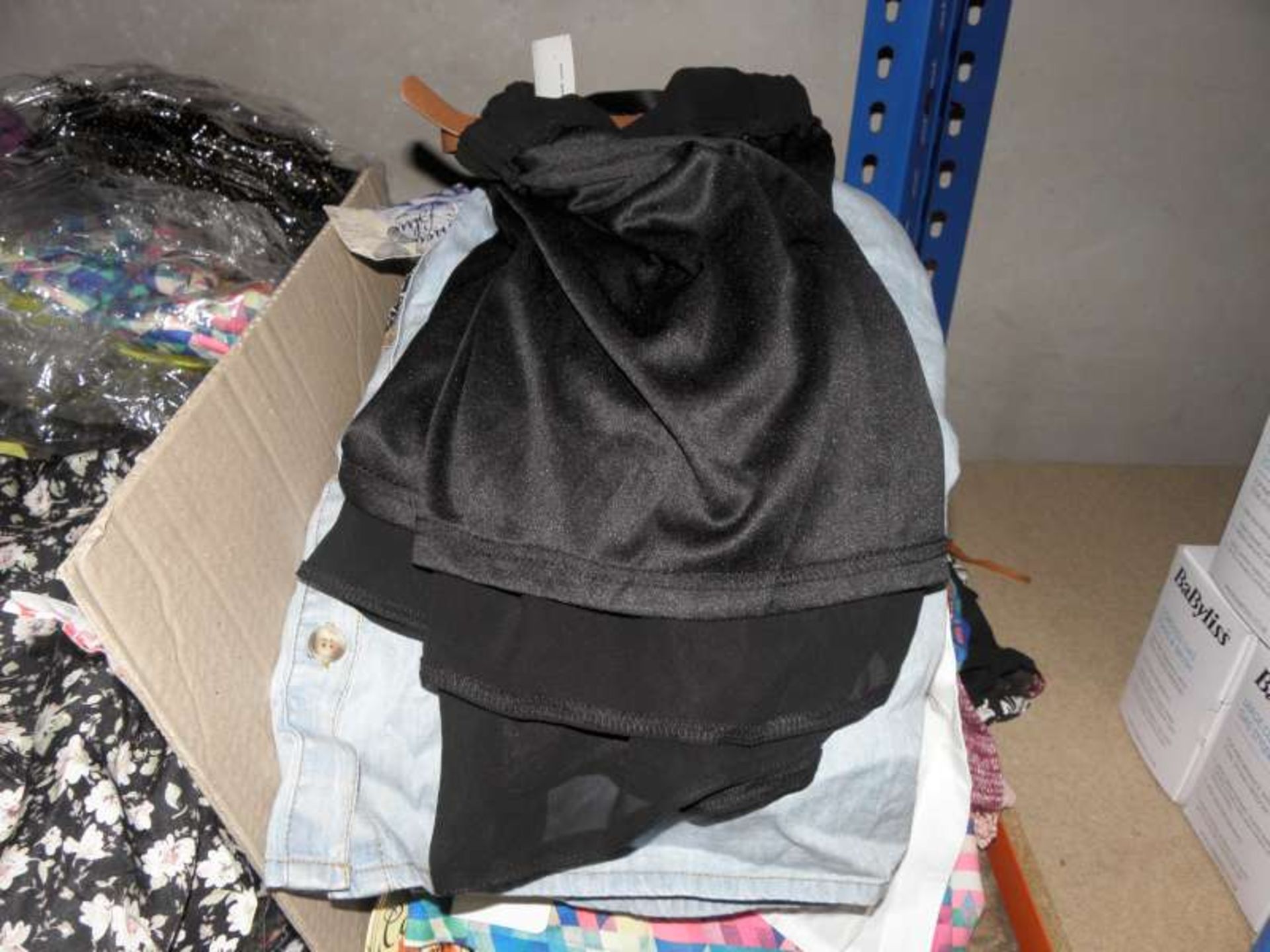 APPROXIMATELY 30 ITEMS OF LADIES CLOTHING IN VARIOUS COLOURS AND SIZES