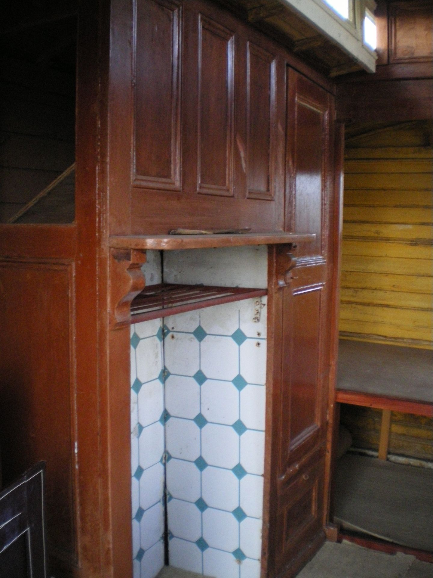 Showmans living wagon of late 19th century style with Mollycroft type roof and decorative finish - Image 5 of 6