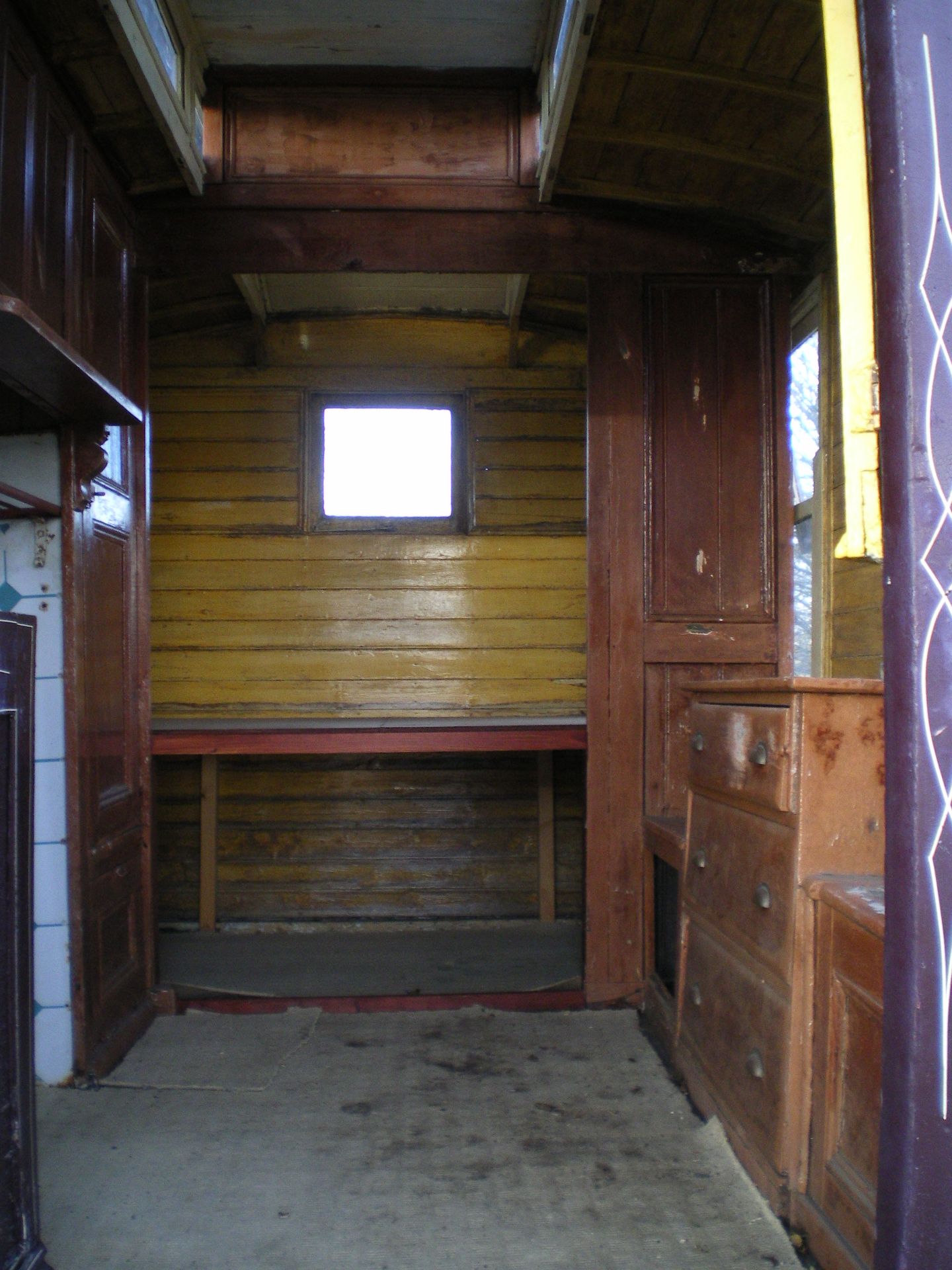 Showmans living wagon of late 19th century style with Mollycroft type roof and decorative finish - Image 2 of 6