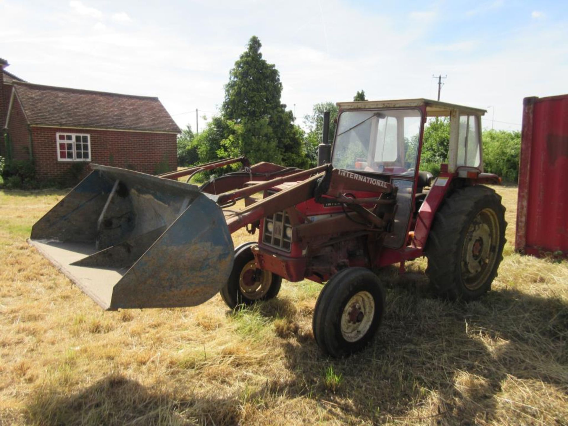 1975 INTERNATIONAL 574 2wd TRACTOR Fitted with IH front loader and bucket, cab, rear linkage, - Image 2 of 5