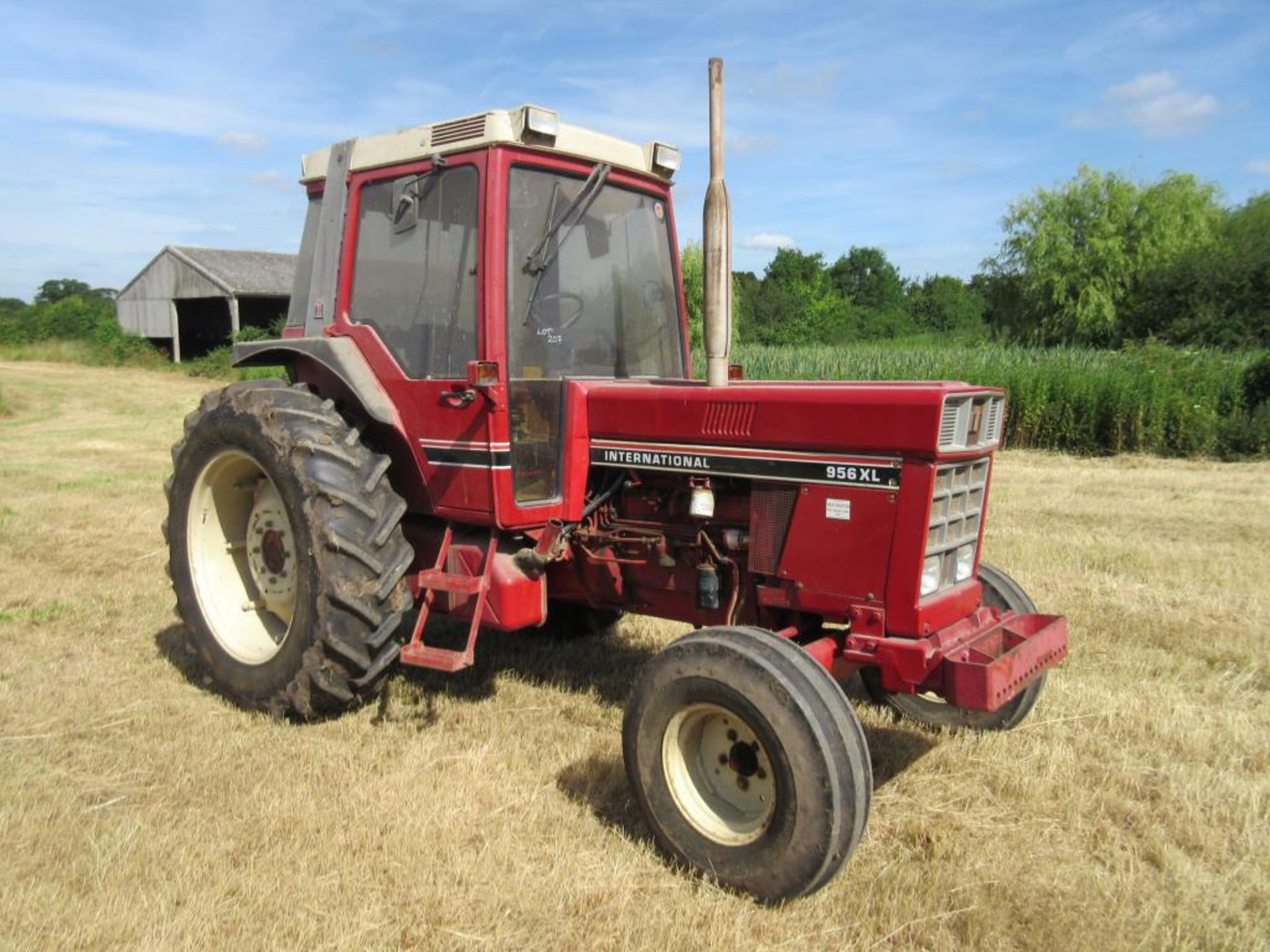1975 INTERNATIONAL 574 2wd TRACTOR Fitted with IH front loader and bucket, cab, rear linkage, - Image 4 of 5