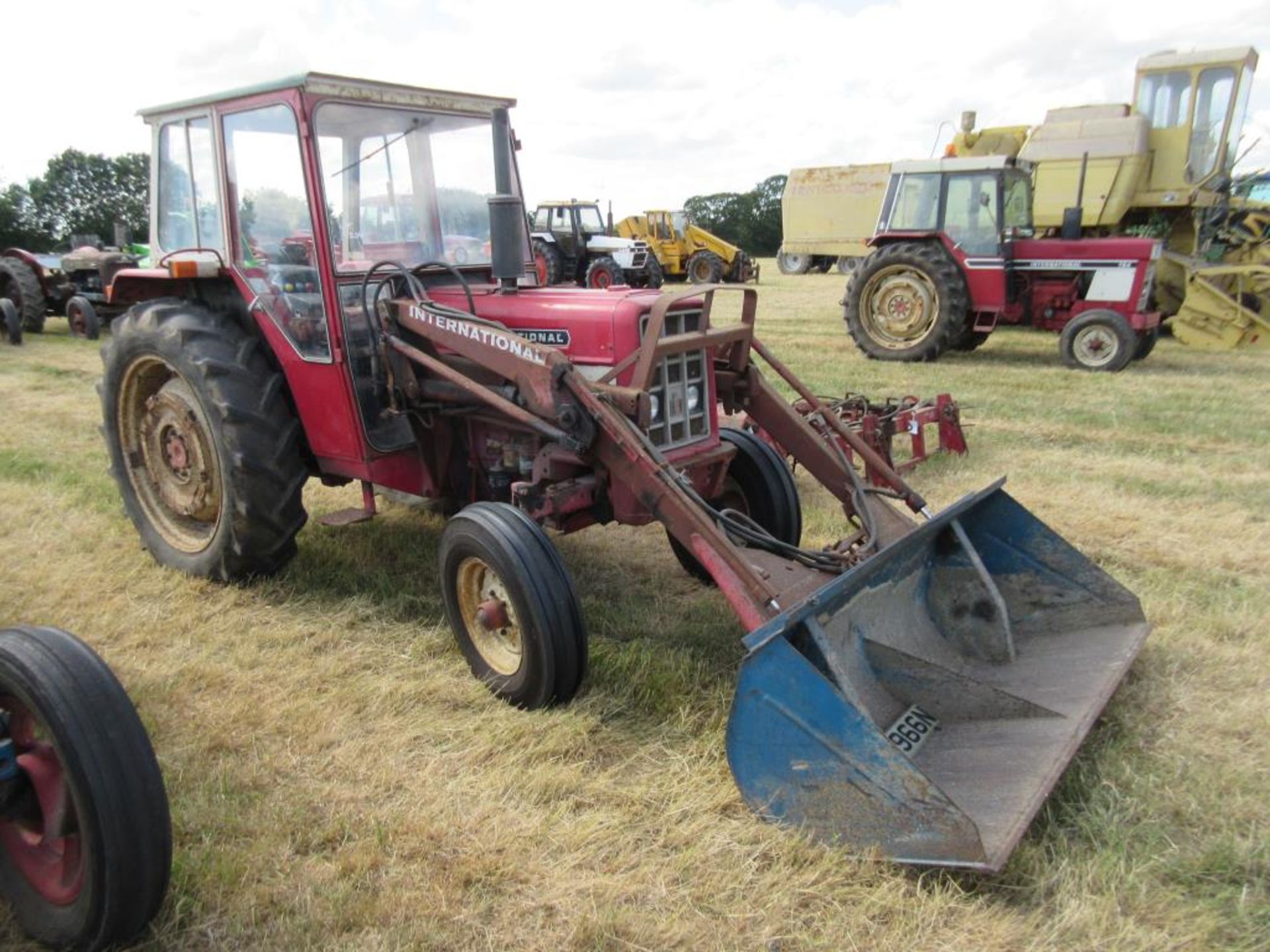 1975 INTERNATIONAL 574 2wd TRACTOR Fitted with IH front loader and bucket, cab, rear linkage,