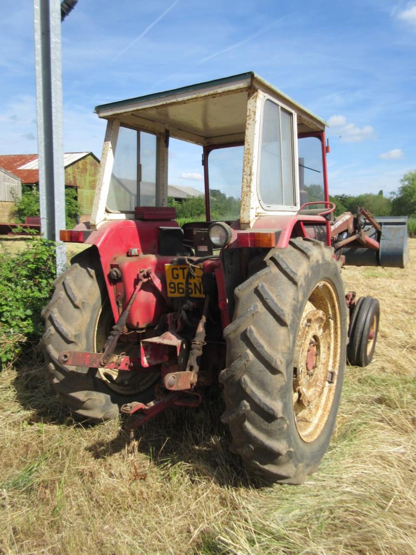 1975 INTERNATIONAL 574 2wd TRACTOR Fitted with IH front loader and bucket, cab, rear linkage, - Image 3 of 5