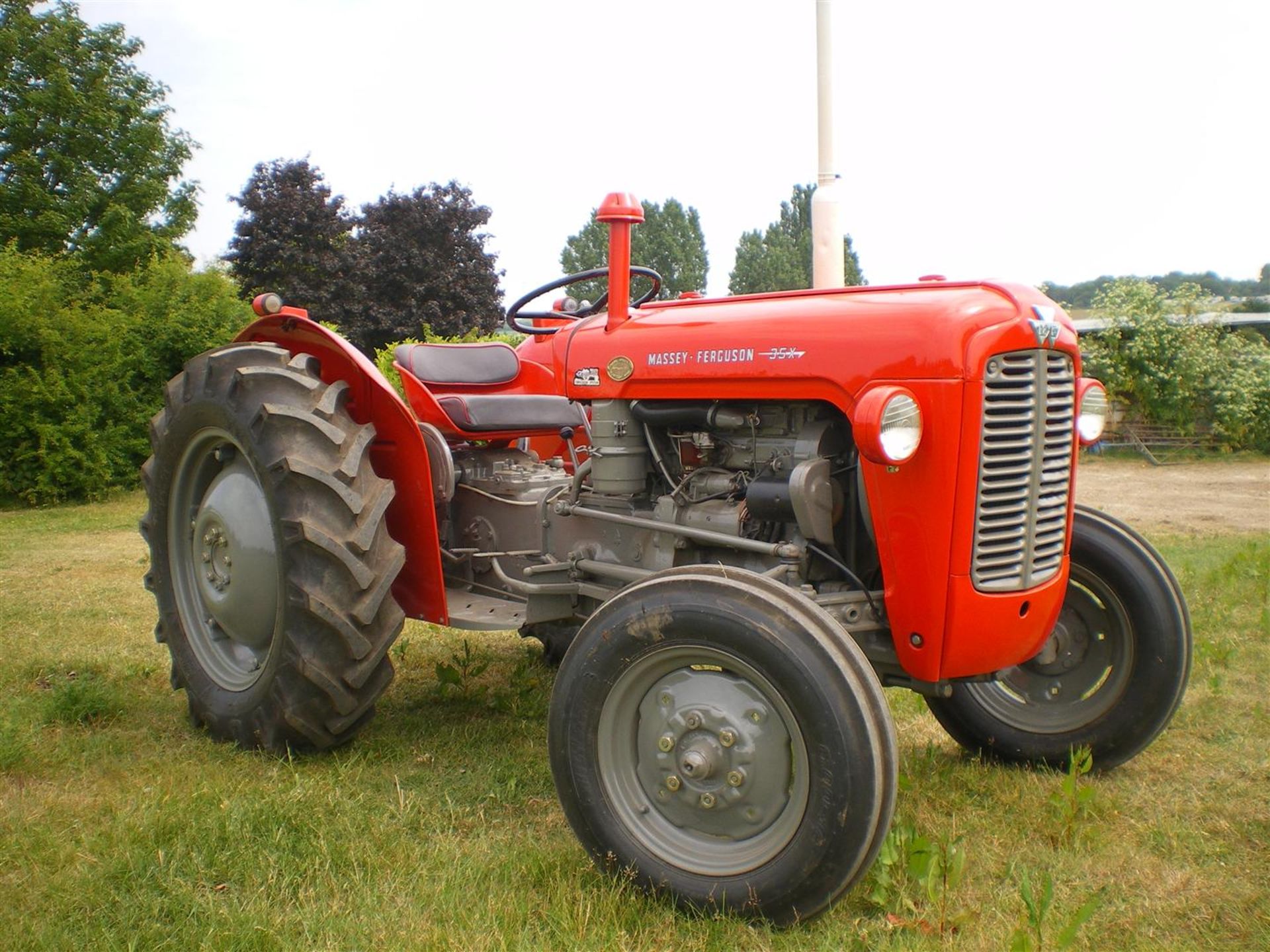 MASSEY FERGUSON 35X 3cylinder diesel TRACTOR Fitted with 4 new tyres, rims, mudguards, steering