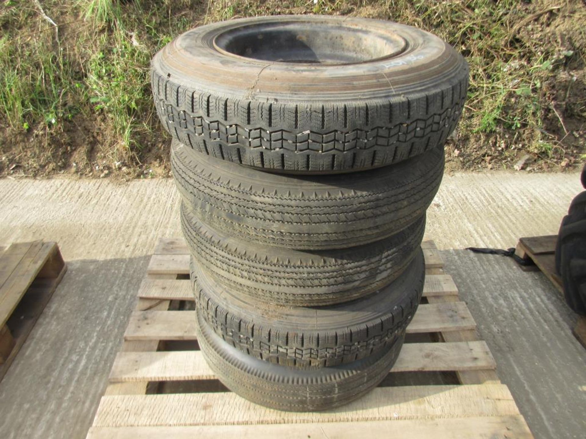 5no. 6.70-15 wheels and tyres