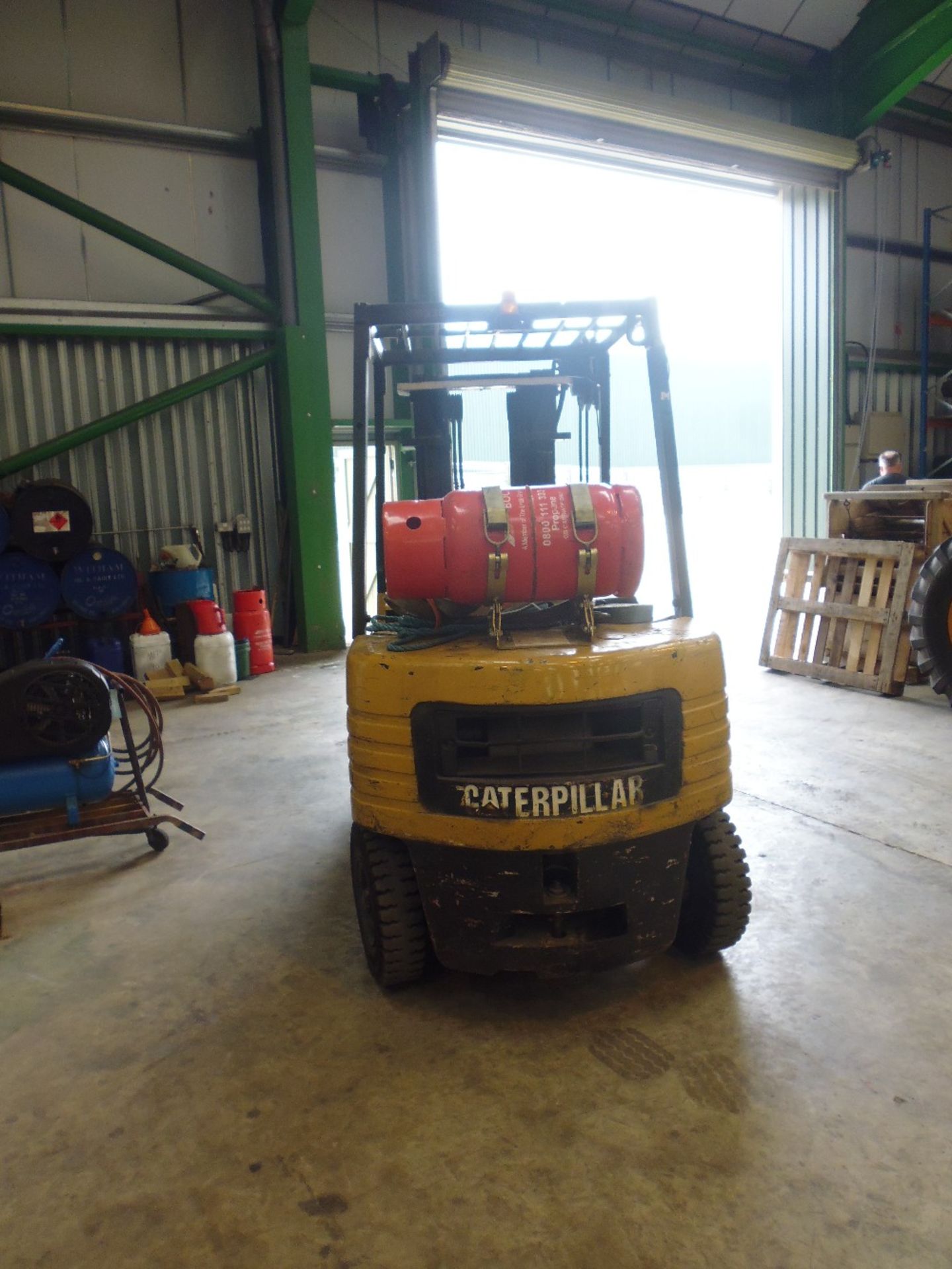 WITHDRAWN 1995 Caterpillar GP25 2.5tonne gas forklift with triple mast Hours: 4,040 - Image 4 of 4