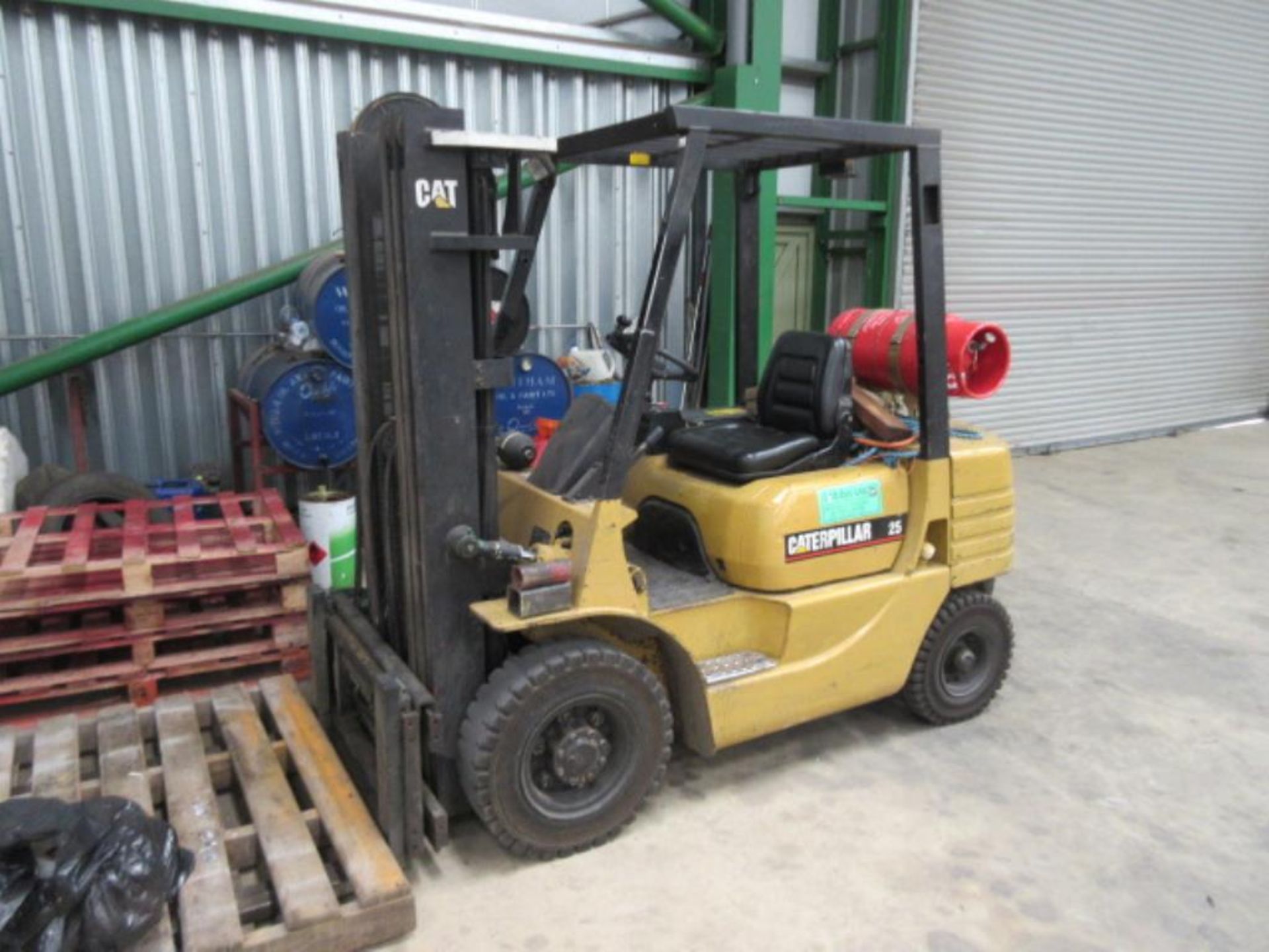 WITHDRAWN 1995 Caterpillar GP25 2.5tonne gas forklift with triple mast Hours: 4,040
