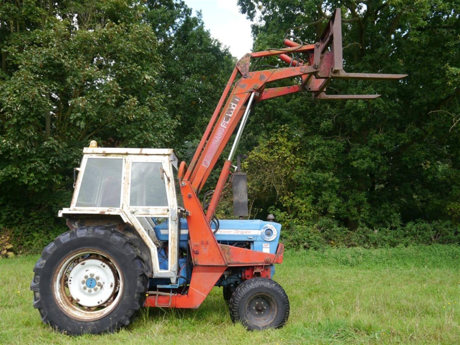 1977 COUNTRY POWER DRIVES 11F diesel TRACTOR Reg. No. SPB 664R Serial No. B984094 Based on a Ford - Image 5 of 17