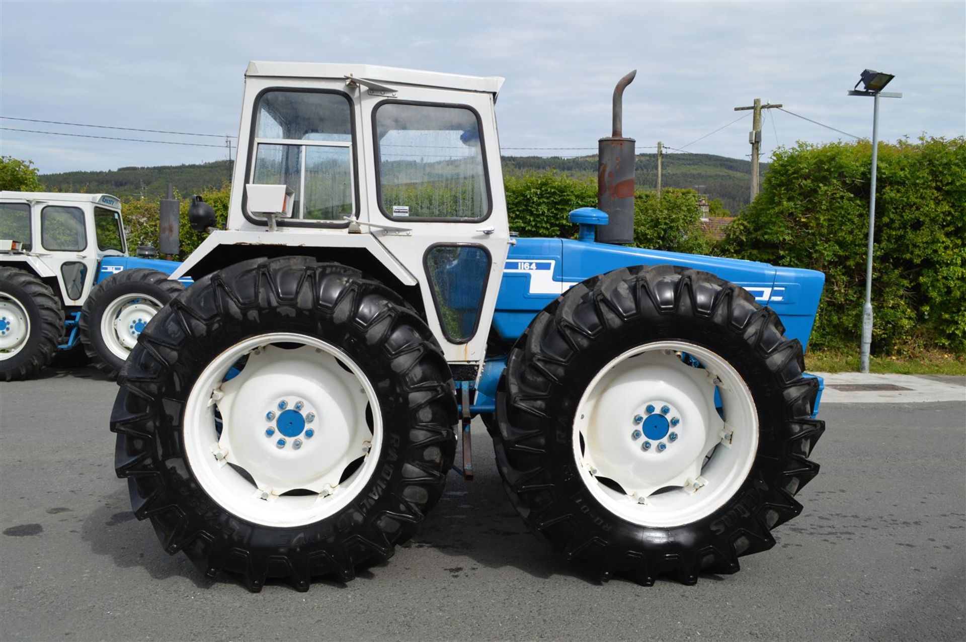 1975 COUNTY 1164 4wd 6cylinder diesel TRACTOR Reg No: 75WW547 Serial No: B949471 Production of the