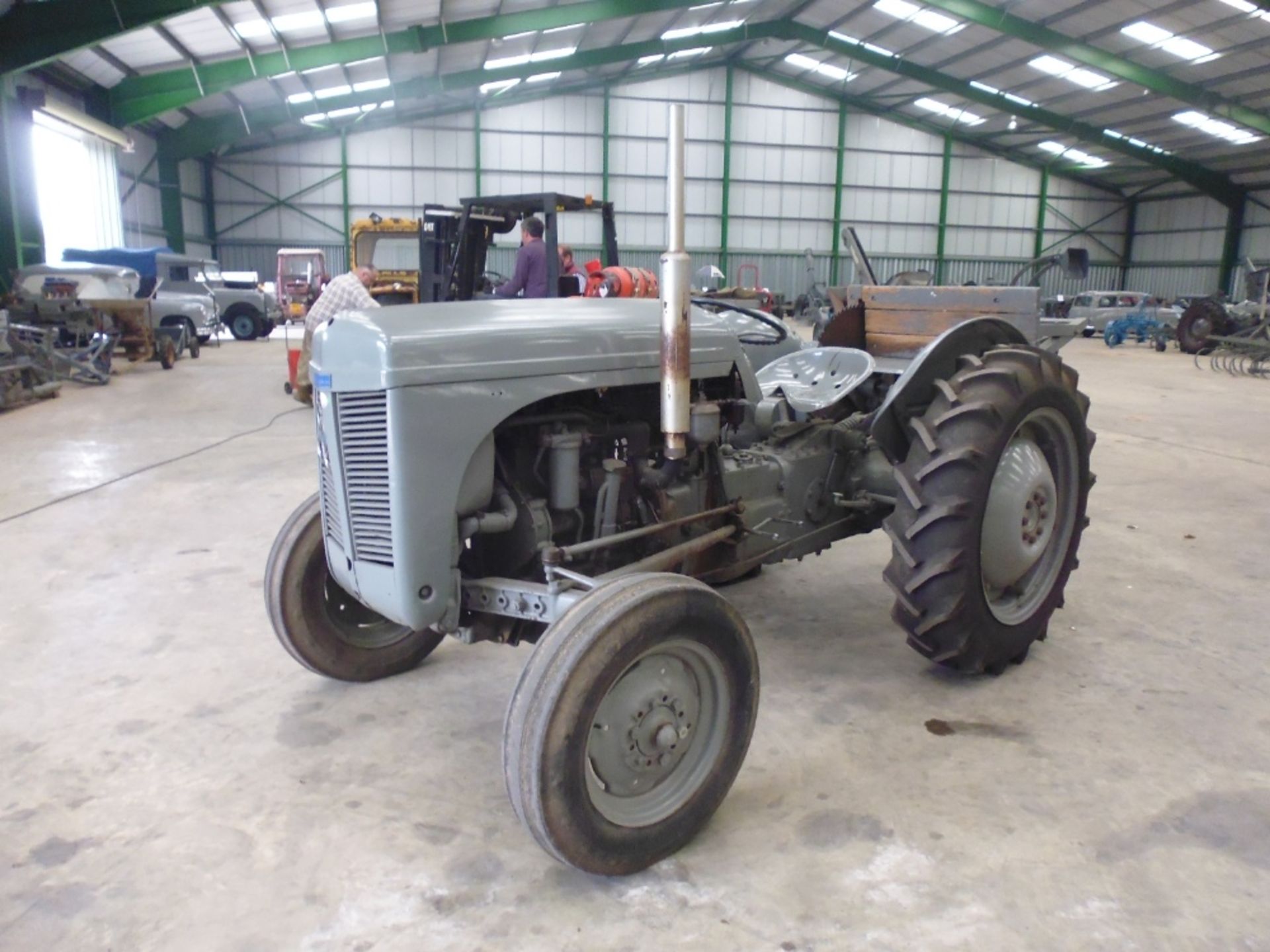 1947 FERGUSON TE-20 P3 3cylinder diesel TRACTOR Reg No: 470 XUA Serial No: TE2223 This tractor is an - Image 3 of 3