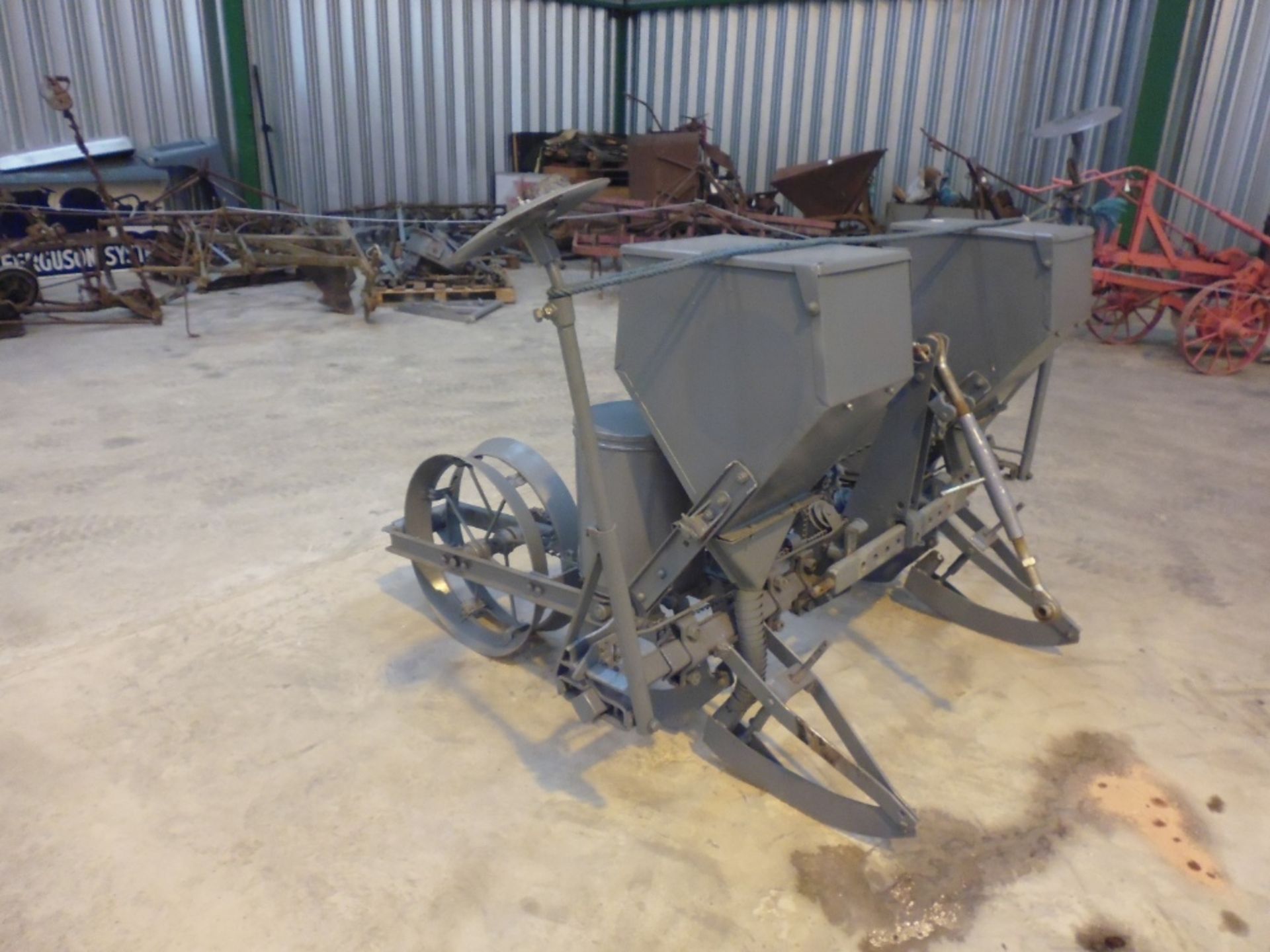Ferguson 2row corn/cotton planter with fertiliser attachment, disc bout markers and chain wheel - Image 3 of 3
