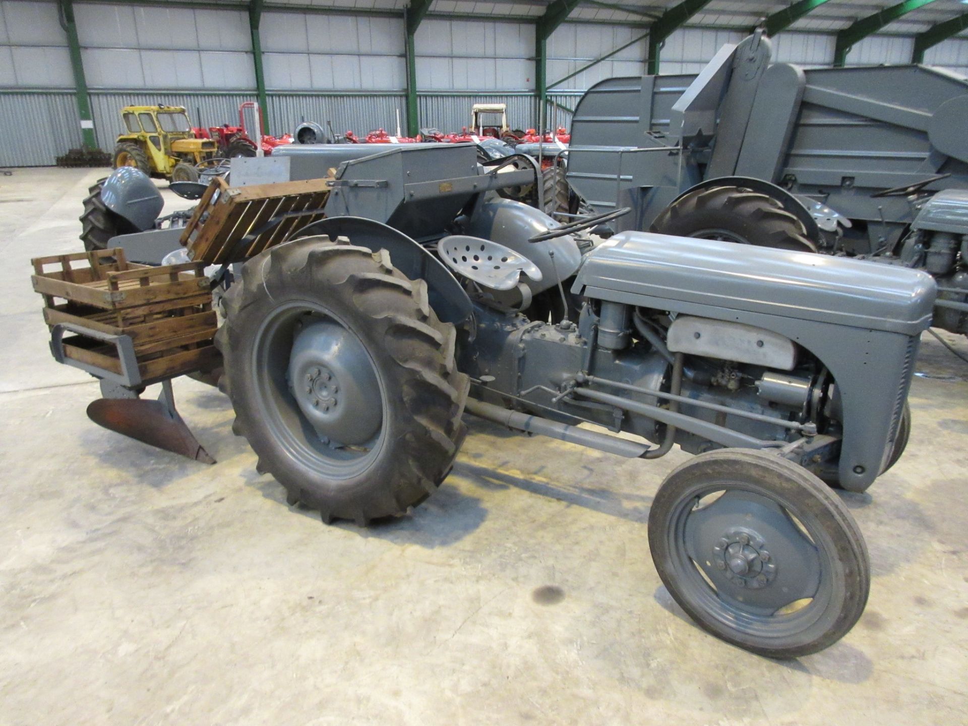 FERGUSON TE-D20 4cylinder petrol/paraffin TRACTOR Reg No: 462 XUD Serial No: N/A Another