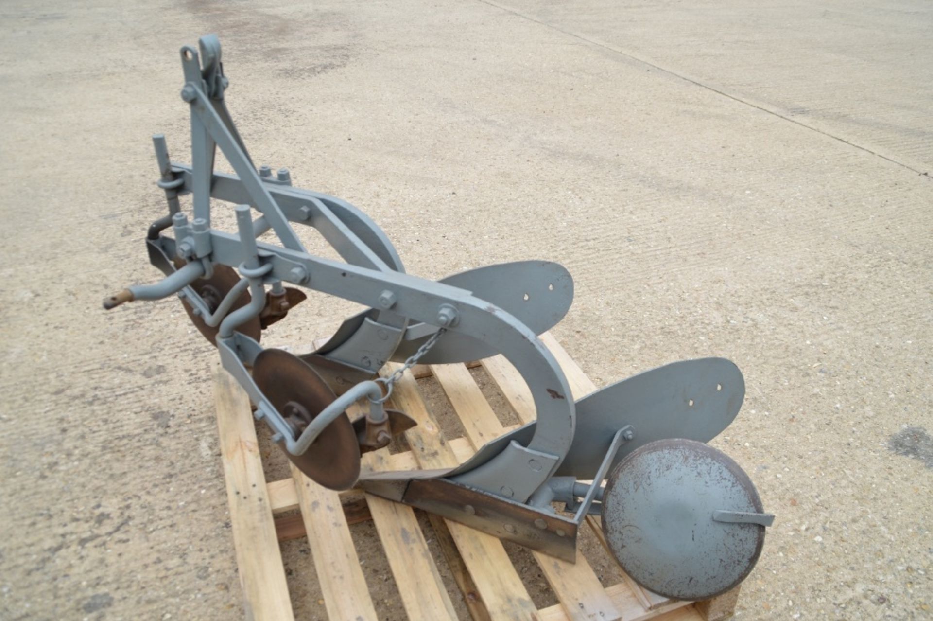 Ferguson Brown Type B10 mounted semi-digger 2furrow plough with discs and skimmers - Image 3 of 3