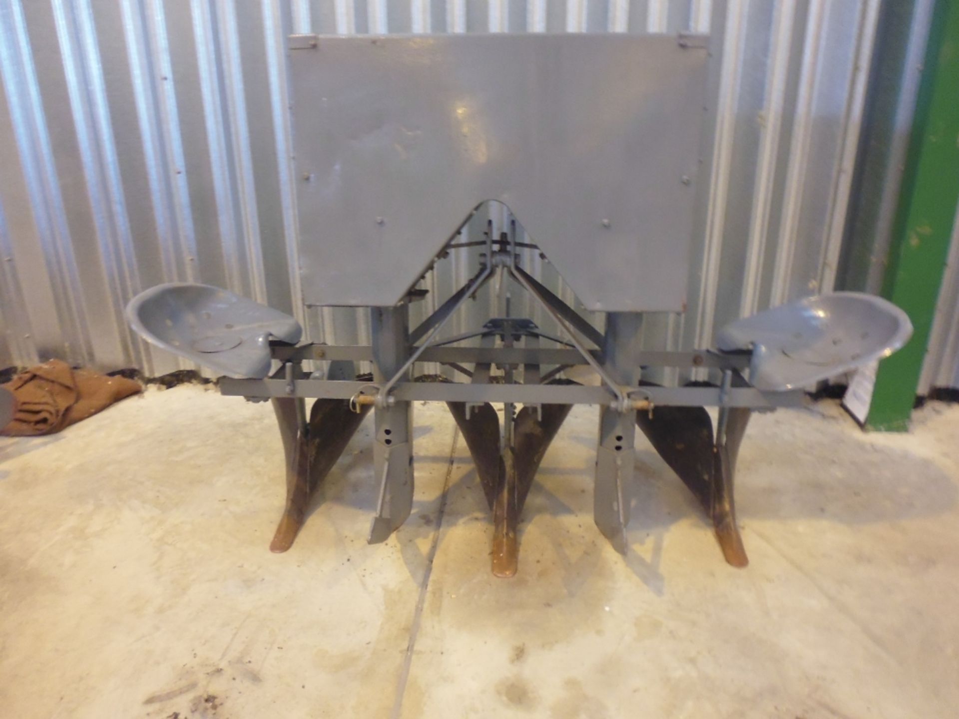 Ferguson mounted 2row two man potato planter (non-chitted) with hopper built on a 3body ridger - Image 4 of 4