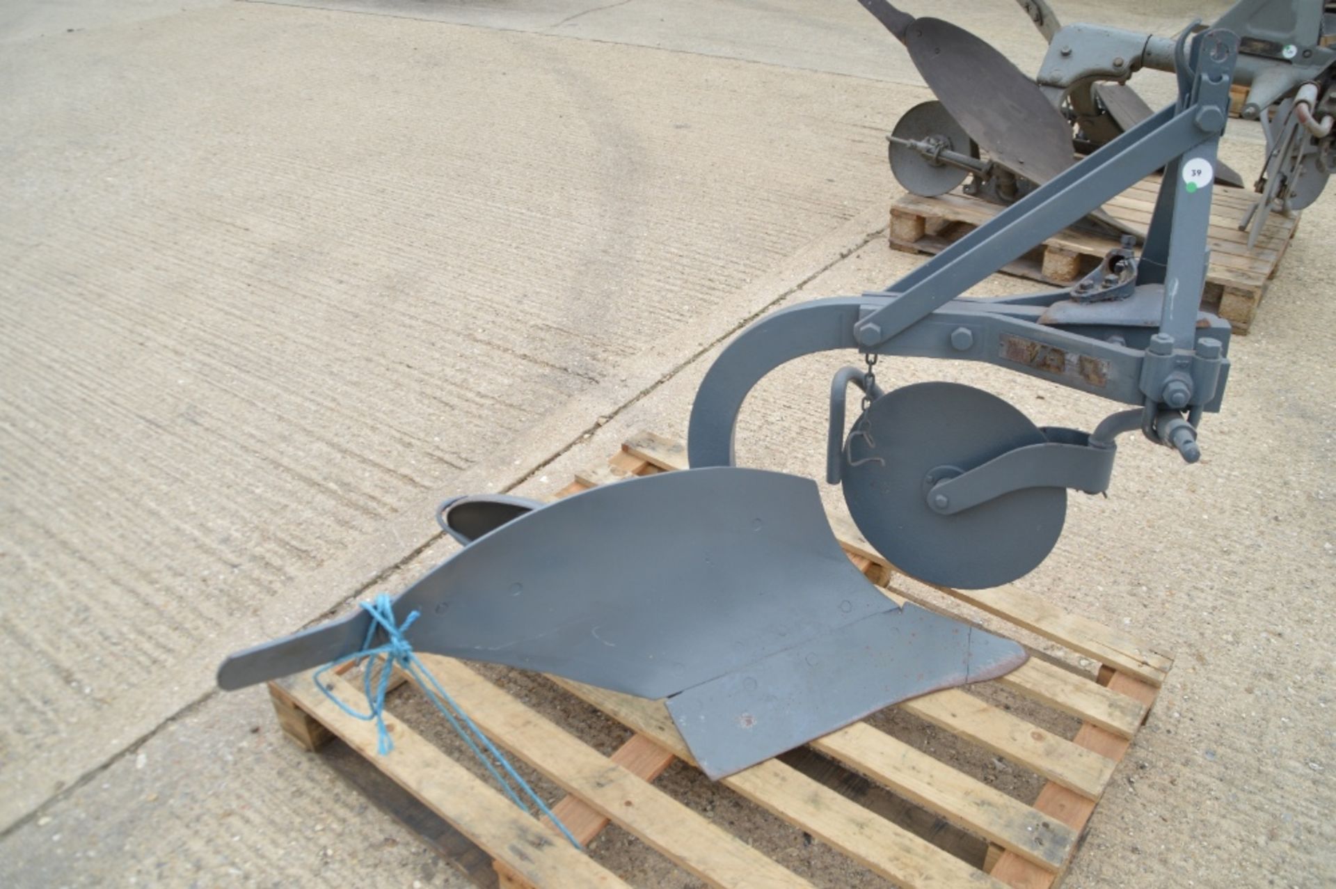 Ferguson Brown Type B10 Single furrow mounted plough with disc and skimmer (not attached) - Image 2 of 4