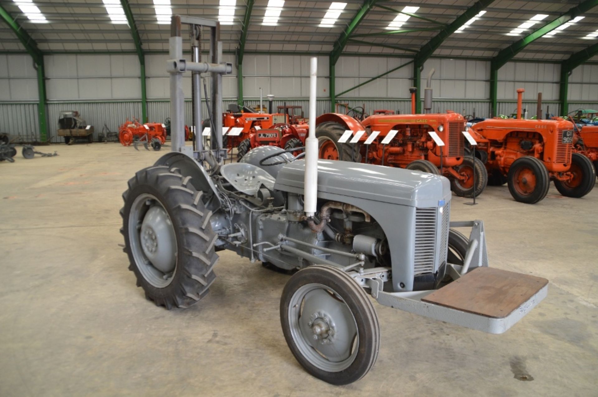 1950 FERGUSON TE-A20 4cylinder petrol/paraffin TRACTOR Reg No: 460 XUD Serial No: TEA166326 - Image 2 of 6