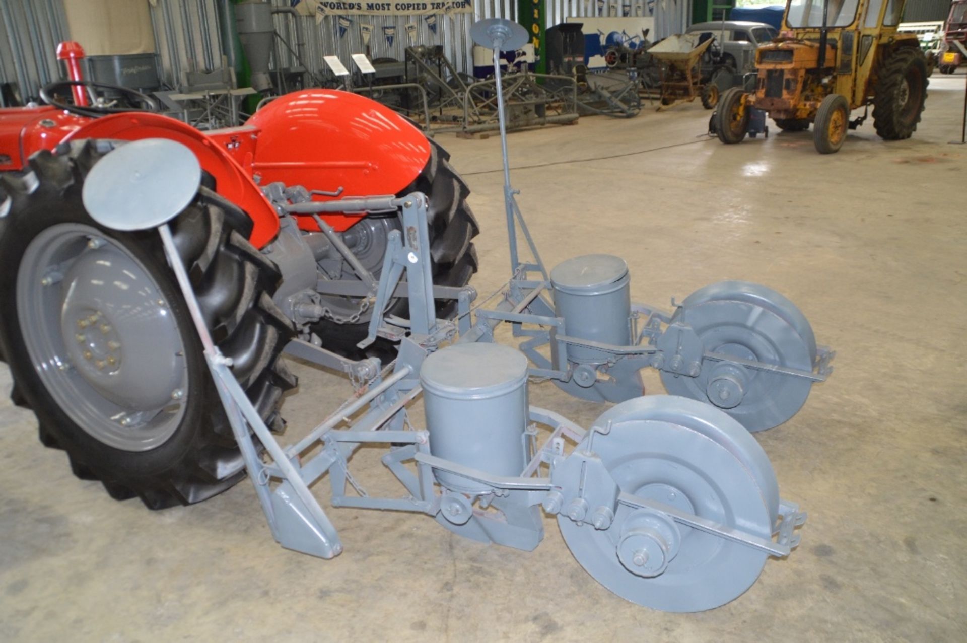 Ferguson (USA) 2row corn planter with flat land drill roll and disc bout markers, D-PO-10 Sn. 1606 - Image 3 of 3