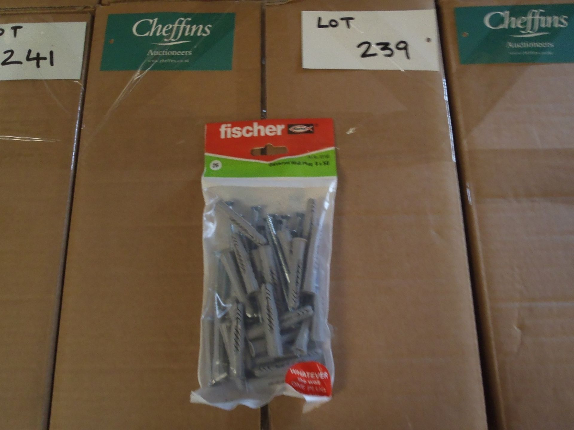 Box of 34 Packs of Fischer Fixings 8mmx50mm Universal Wall Plug with Screws 25 Per Pack