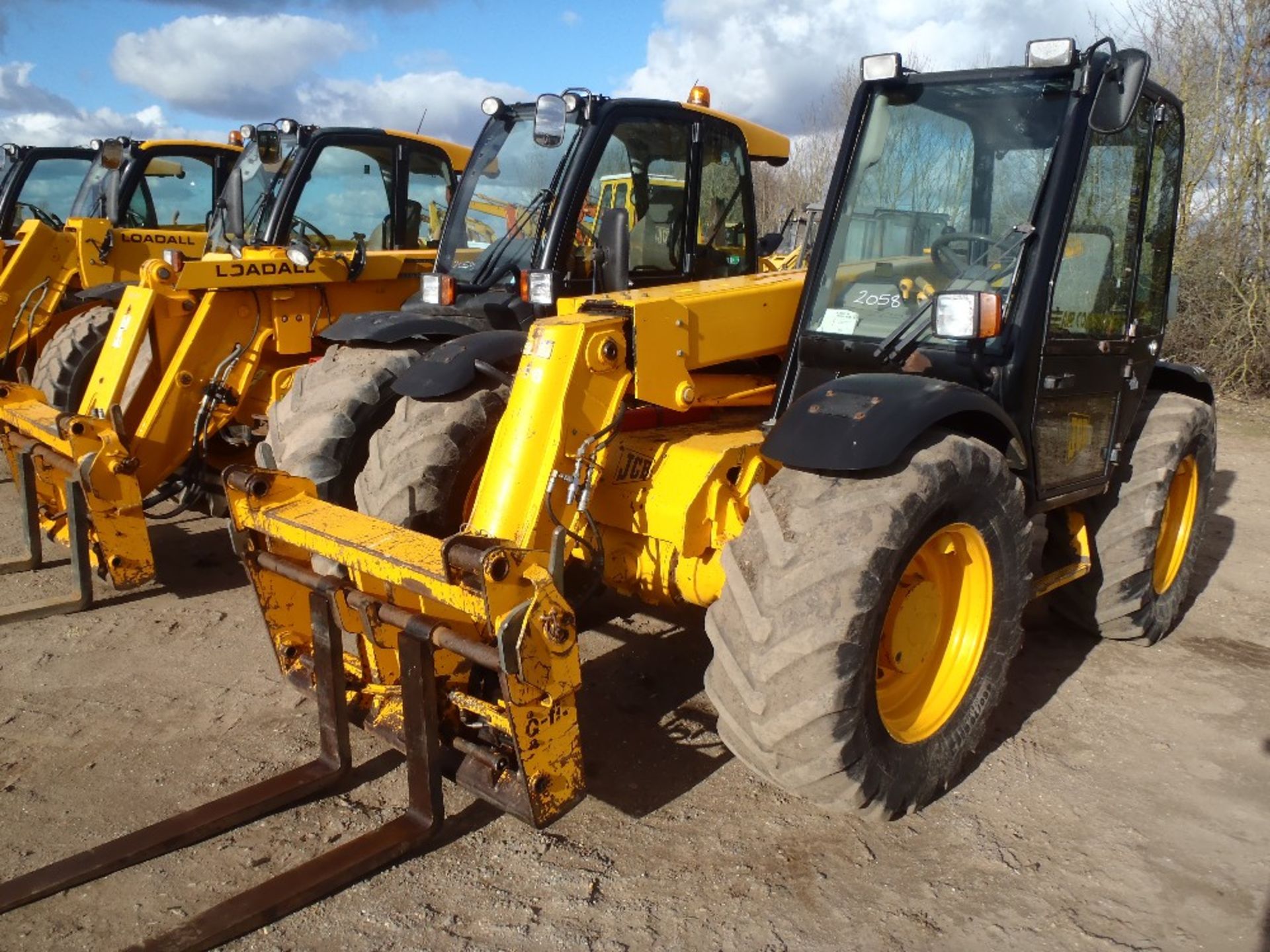 2001 JCB 526 Teleporter with Pallet Tines. V5 will be supplied Reg No KE51 CTU Ser No 0282990