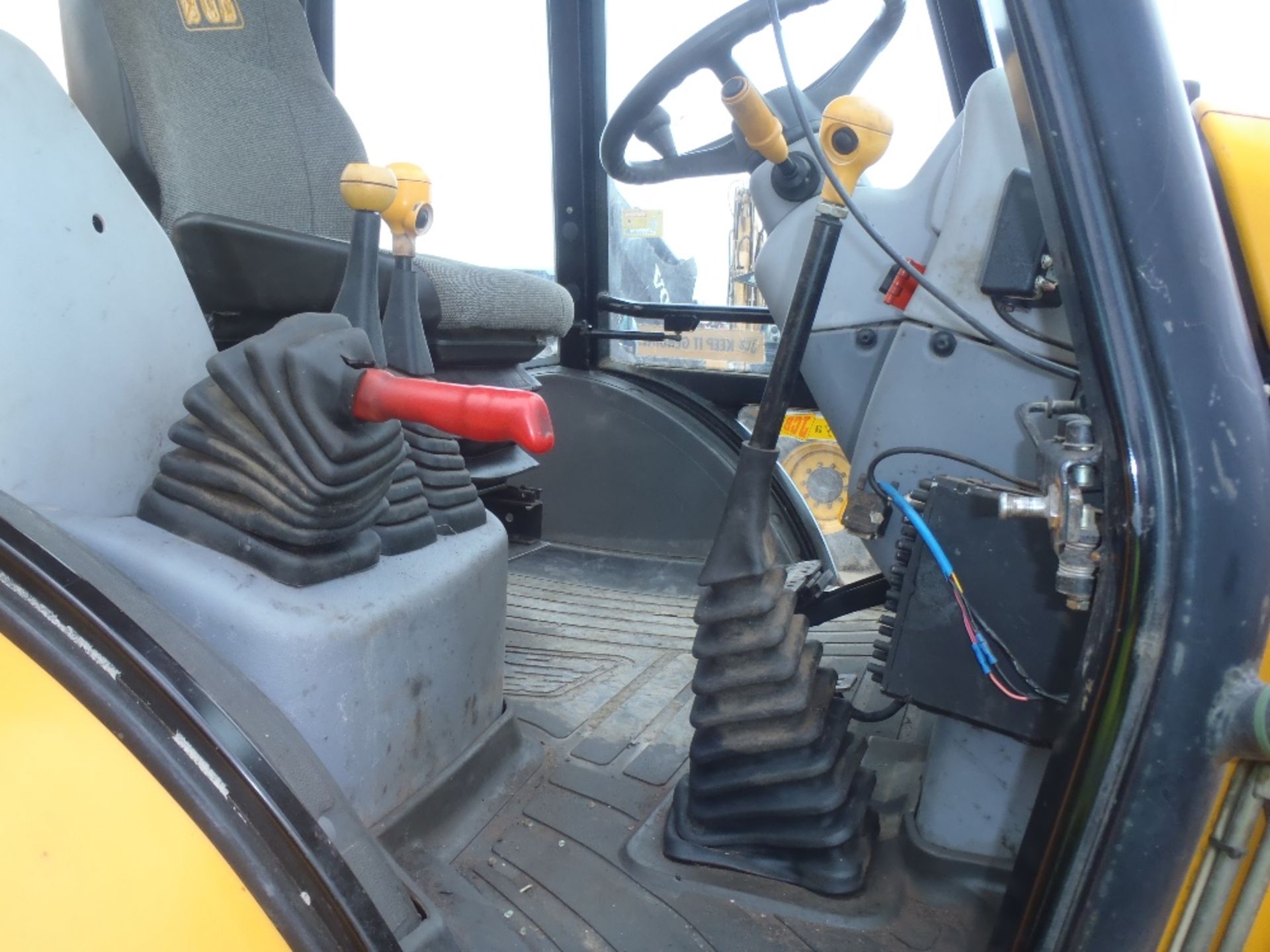 1998 JCB 3CX Manual Non Turbo With Pipework, Quick Fit Bucket. Hammer. V5 will be supplied. Ex - Image 5 of 8