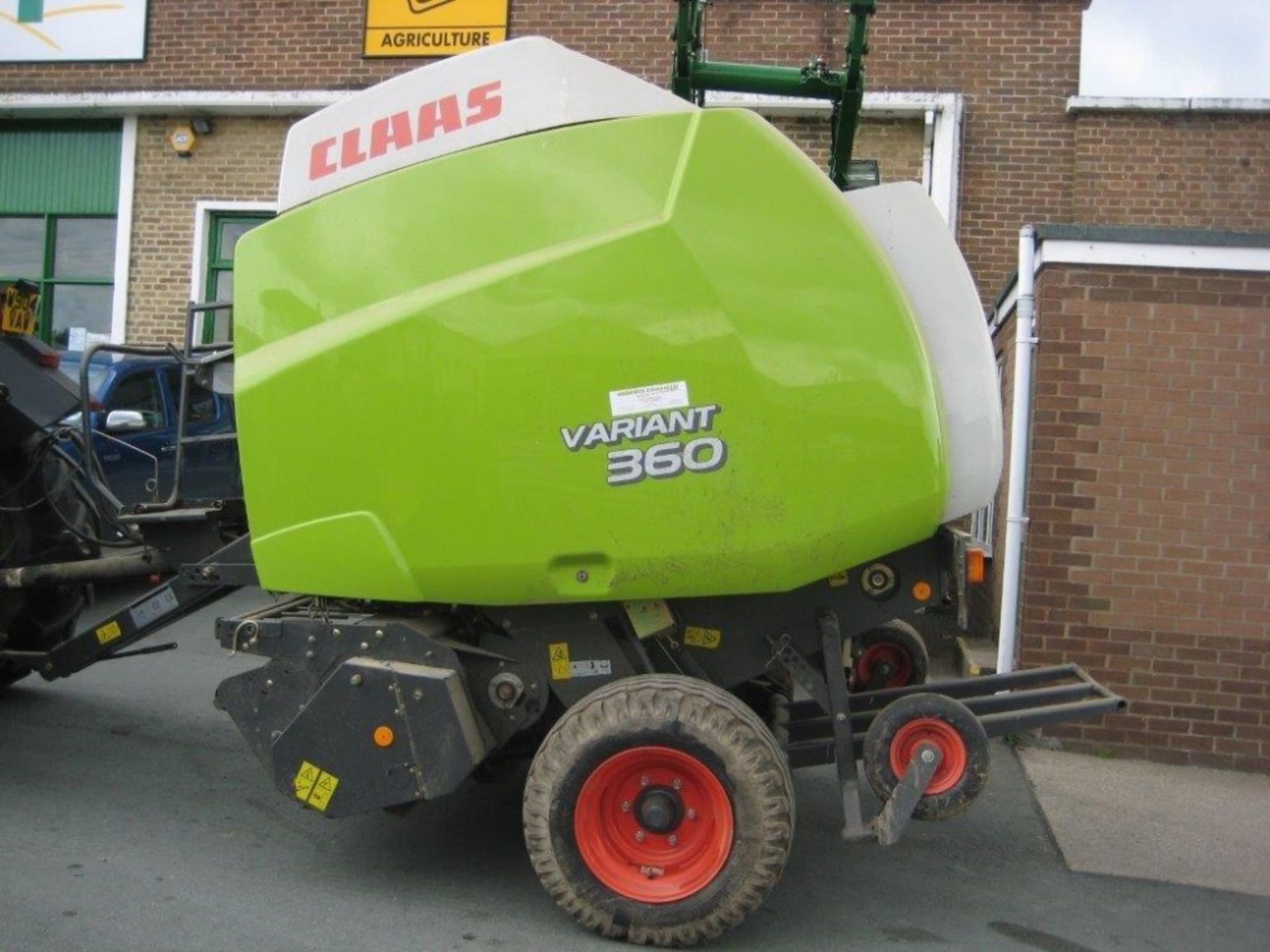 2007 Claas Variant 360 Round Baler with Rotor Feeder.  Bale count: Approx 12,000 bales.  Ser.No.