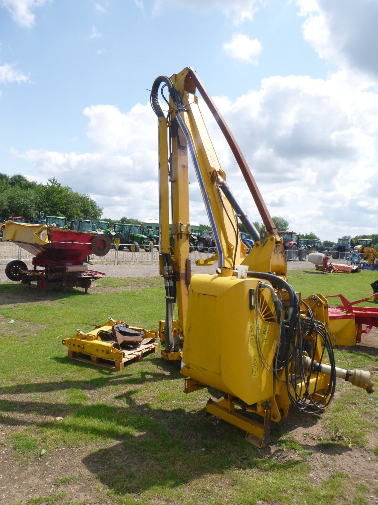 2004 Shelbourne Reynolds Linkage Mounted  Hedgecutter with Hyd Extending Dipper - Image 2 of 5