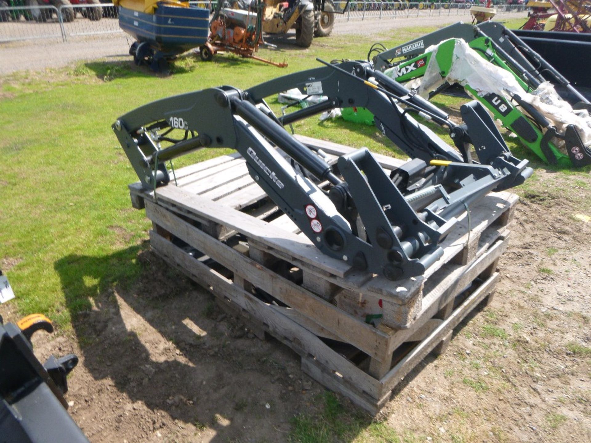 Quicke 160 Loader with MF Brackets - Image 2 of 2