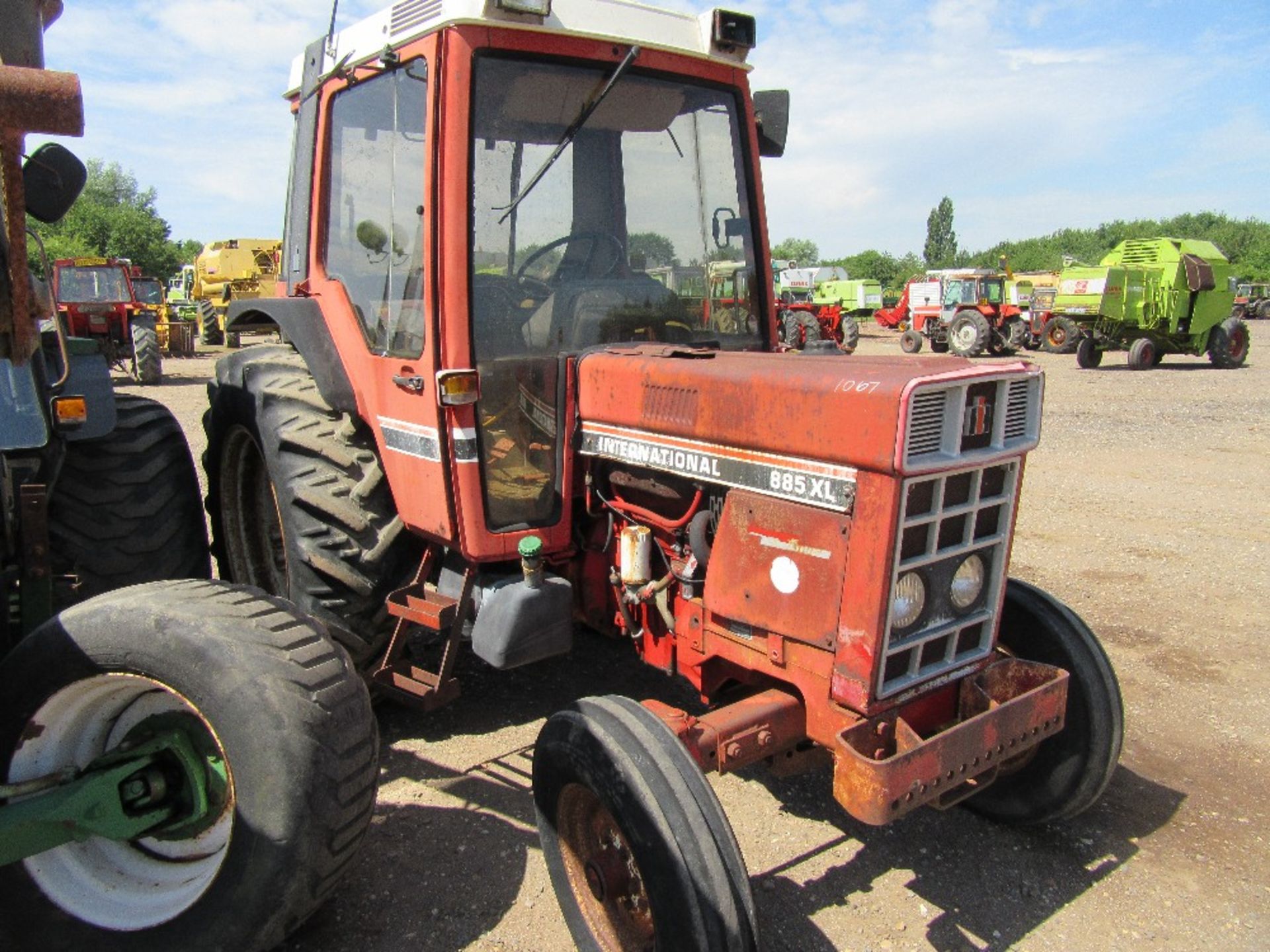 International 885XL 2wd  Tractor. V5 will be supplied. Reg.No.B748 GHR Ser No B0031114 - Image 3 of 10