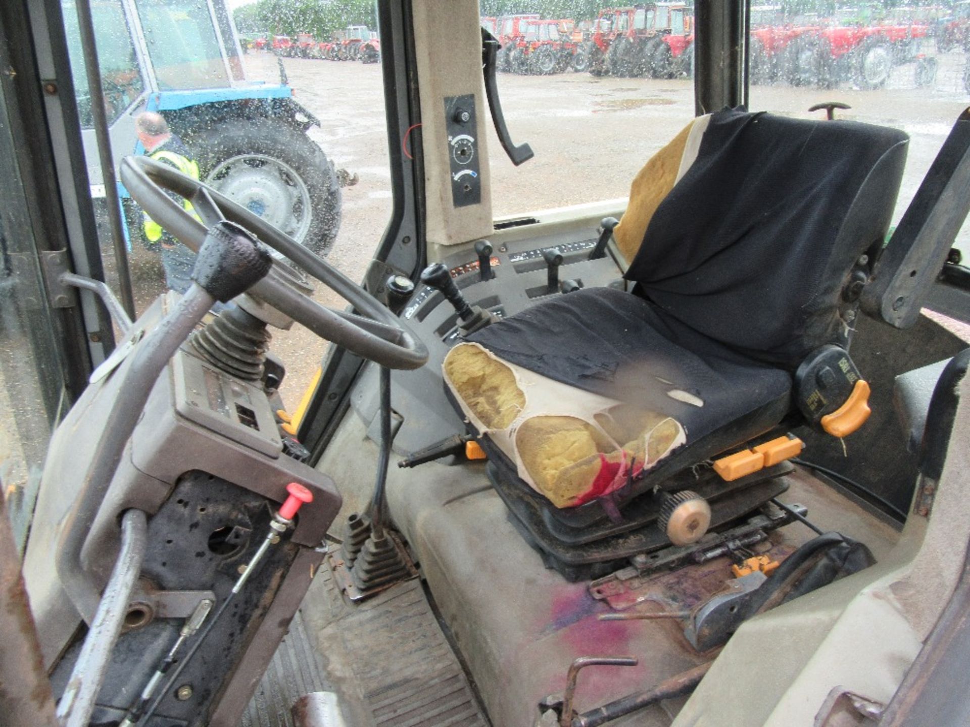 Renault 75-34 4wd Tractor with Howard FX10 Quick Release Loader & Bucket - Image 5 of 7