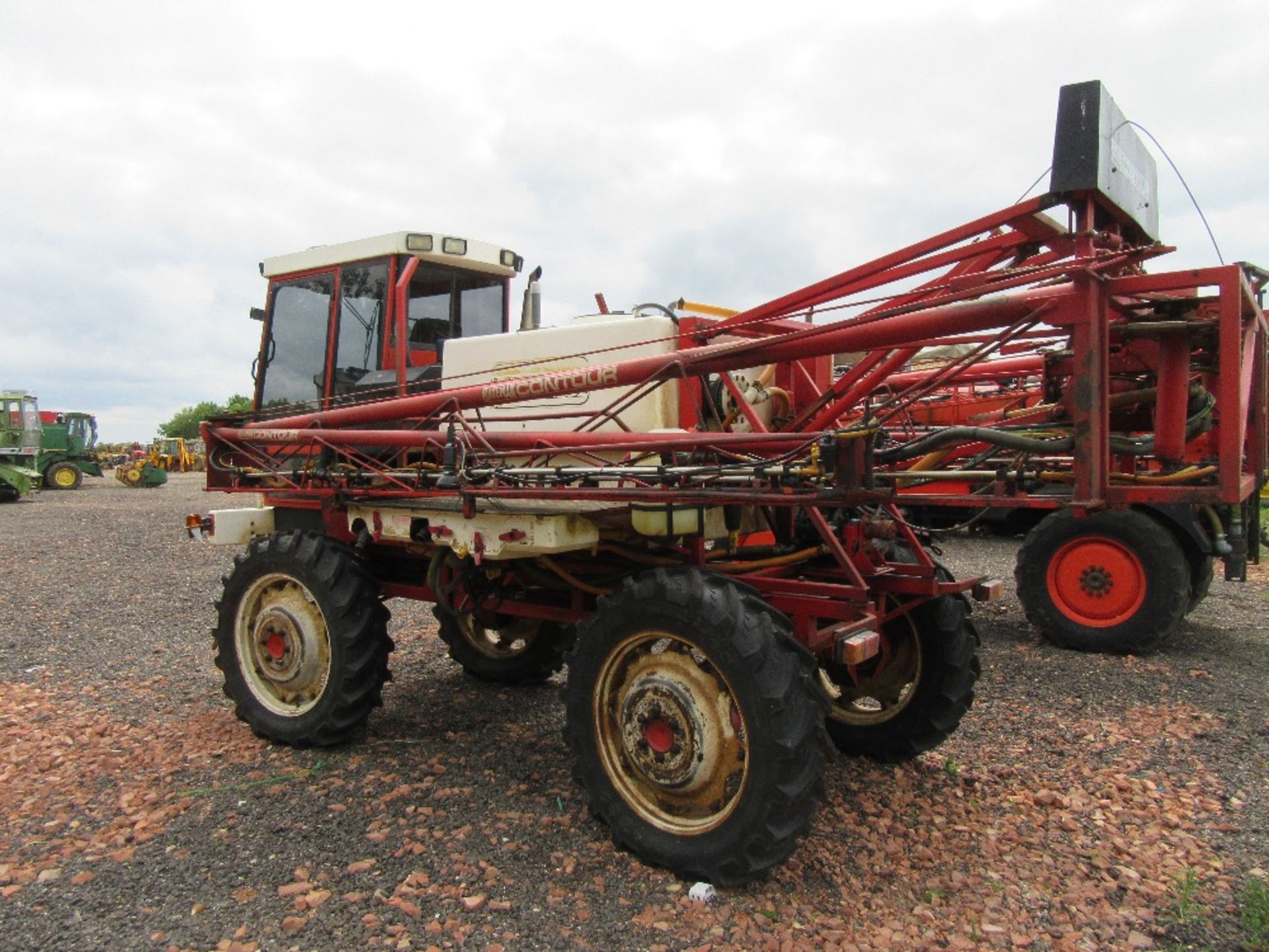 Bateman Hi Lo Contour 24m Sprayer. V5 will be supplied - Image 3 of 4