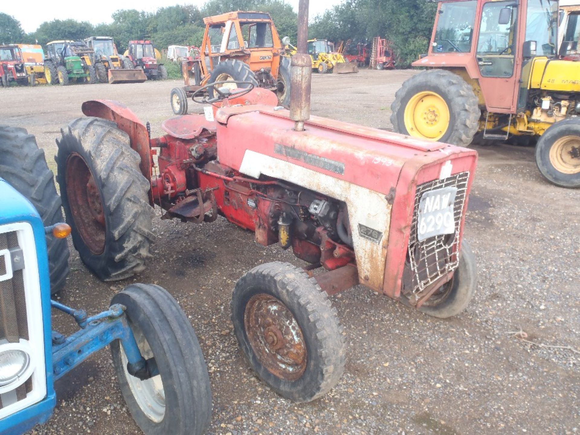 International 434 Diesel Tractor. No V5 - Image 3 of 8