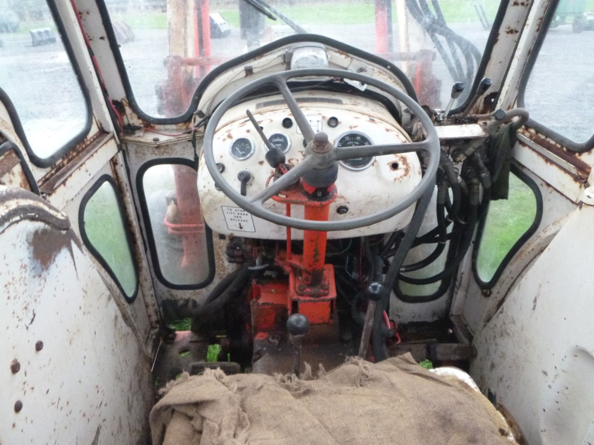 David Brown 995 Tractor with Loader & Muck Fork. V5 will be supplied.  Reg.No. LBX 248P - Image 4 of 4