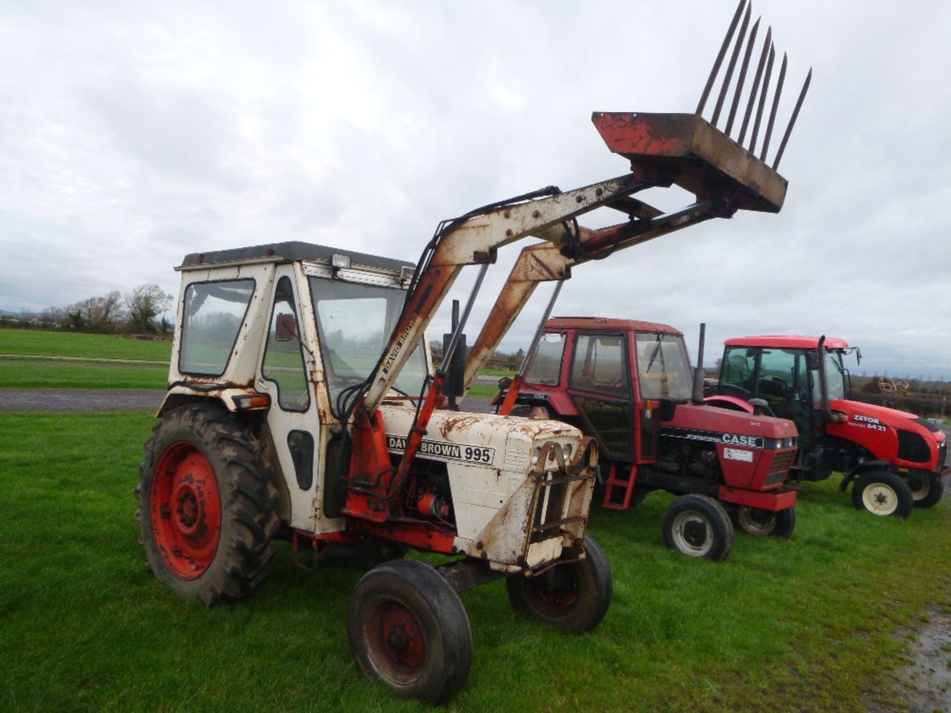 David Brown 995 Tractor with Loader & Muck Fork. V5 will be supplied.  Reg.No. LBX 248P - Image 2 of 4