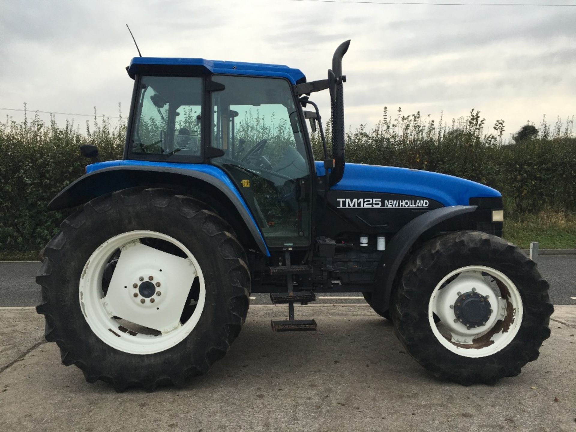 New Holland TM125 Classic Tractor with Pick Up Hitch & Air Con. V5 will be supplied.  Reg.No. RX51 - Image 3 of 4