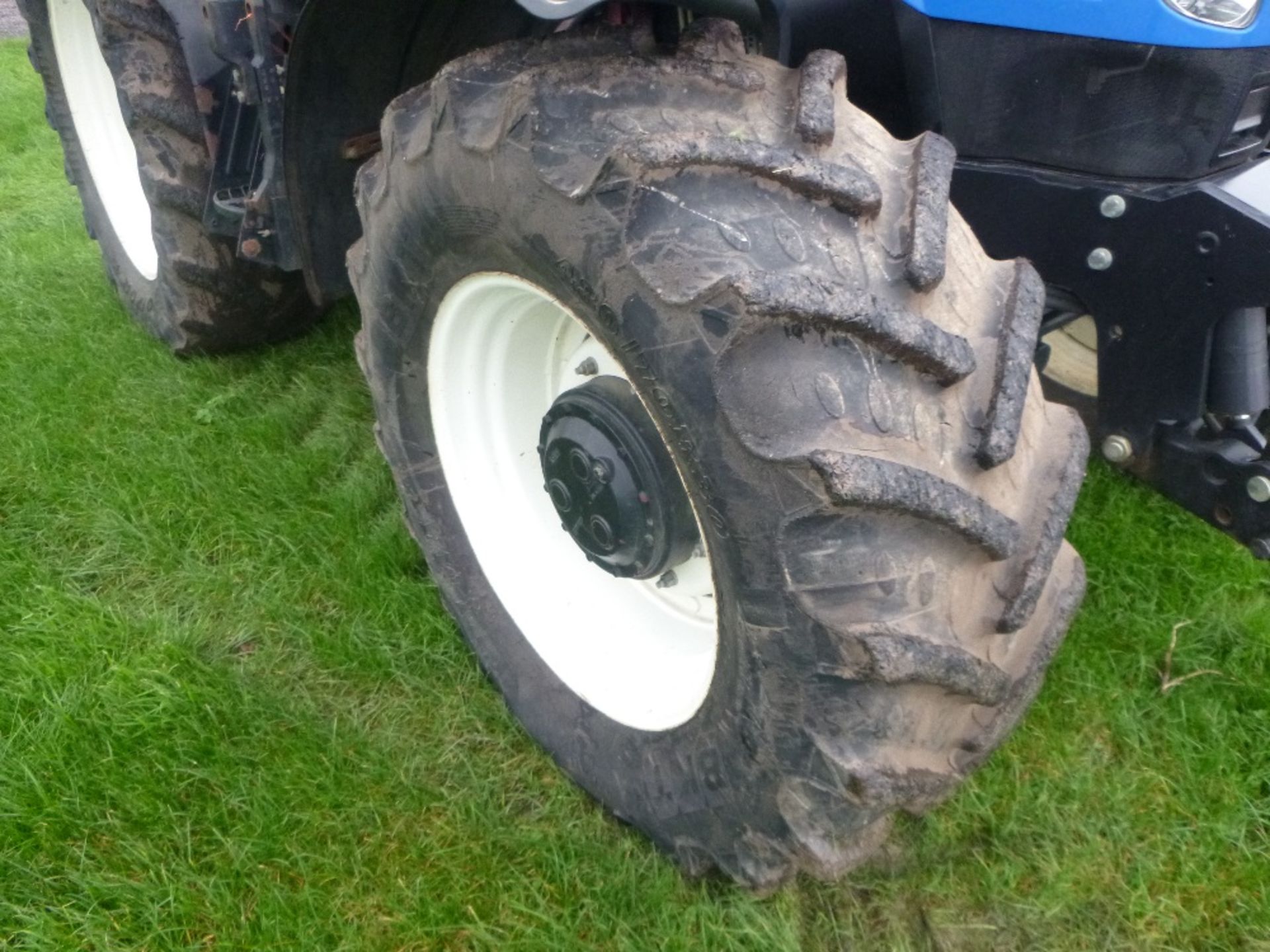 New Holland T6090 50k Power Command Tractor with Cab & Axle Suspension, Front Linkage.  3960 hrs. - Image 5 of 16