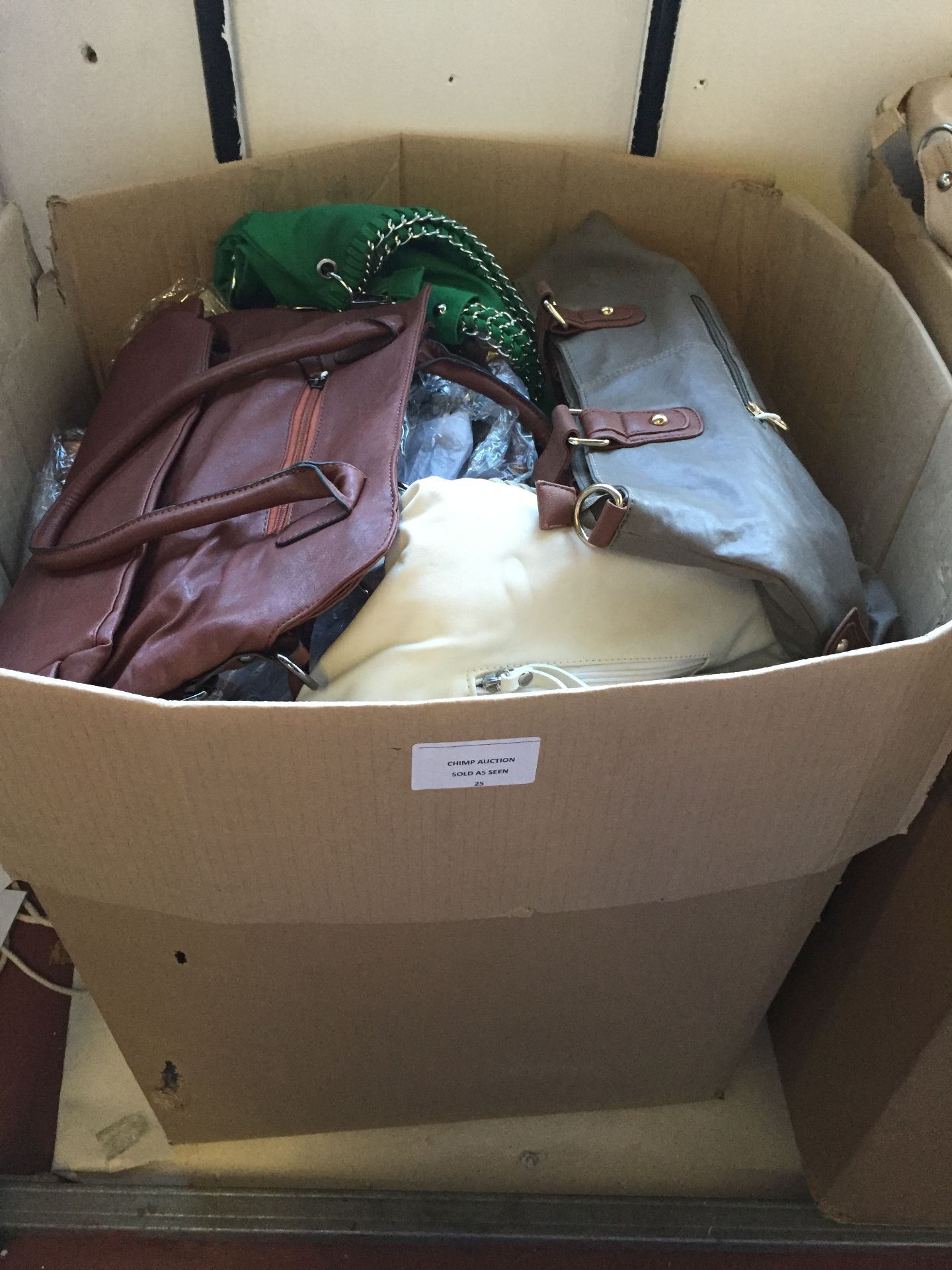 APPROX 100X JOBLOT OF BRAND NEW MIXED LADIES HANDBAG RRP VALUE OVER £1500