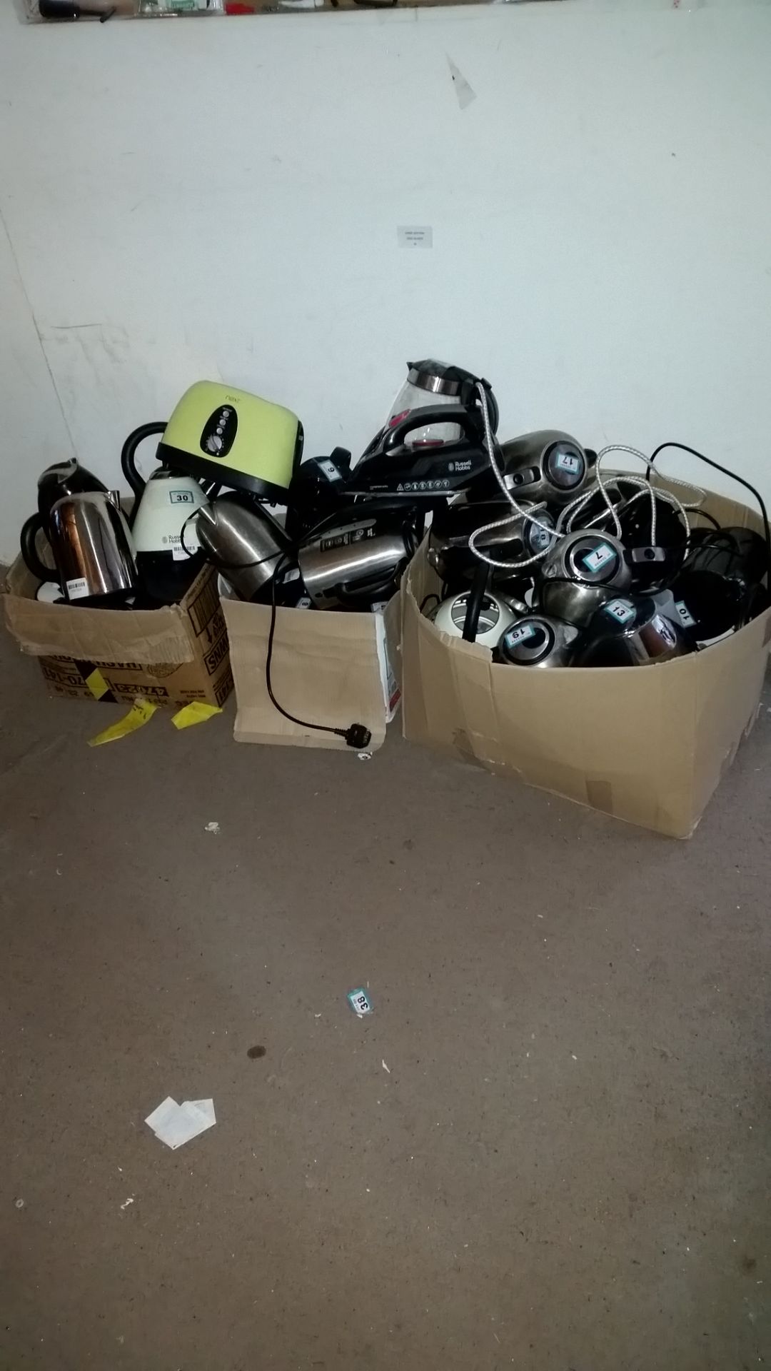 JOBLOT OF APPROX 40X MOSTLTY RUSSELL HOBBS KETTLE / INC TOASTER & IRON RRP VALUE £1700
