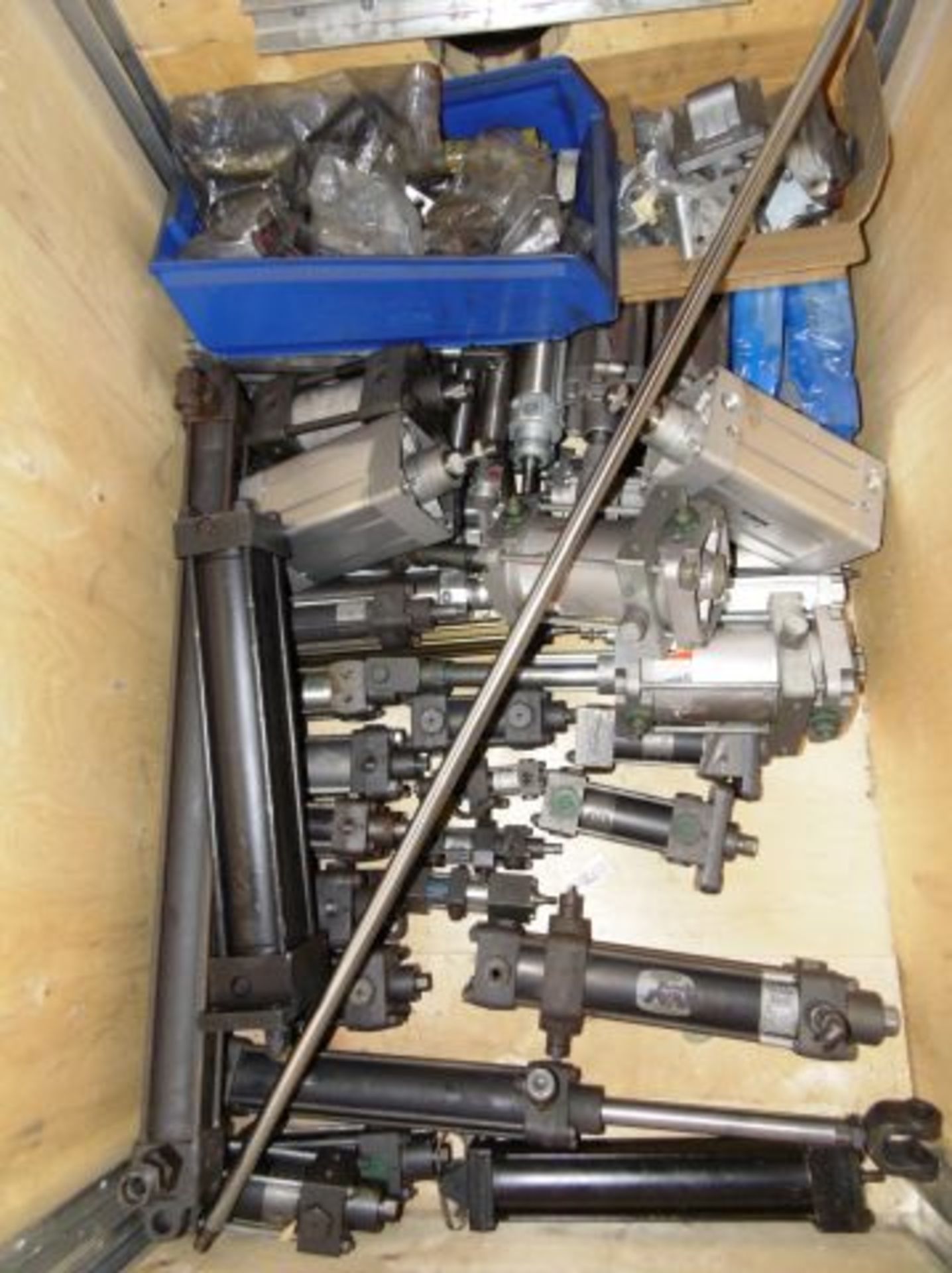 * Qty of assorted Hydraulic Cylinders & Fixings. Loaded onto Buyer's Transport