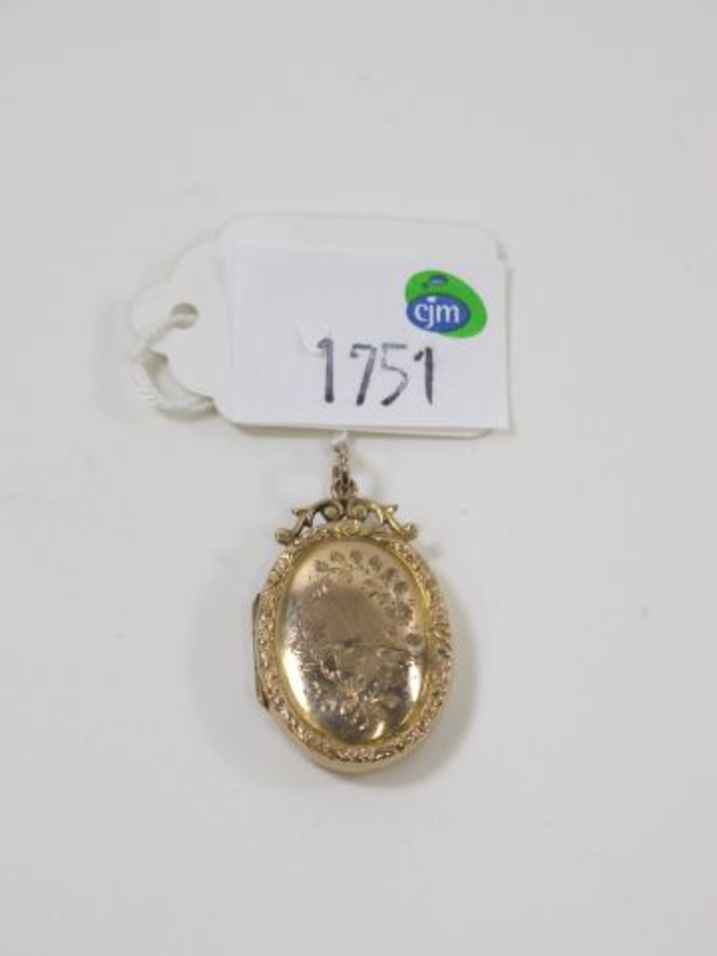 An Antique 9ct Gold (1910) Oval Locket (est. £50-£70)