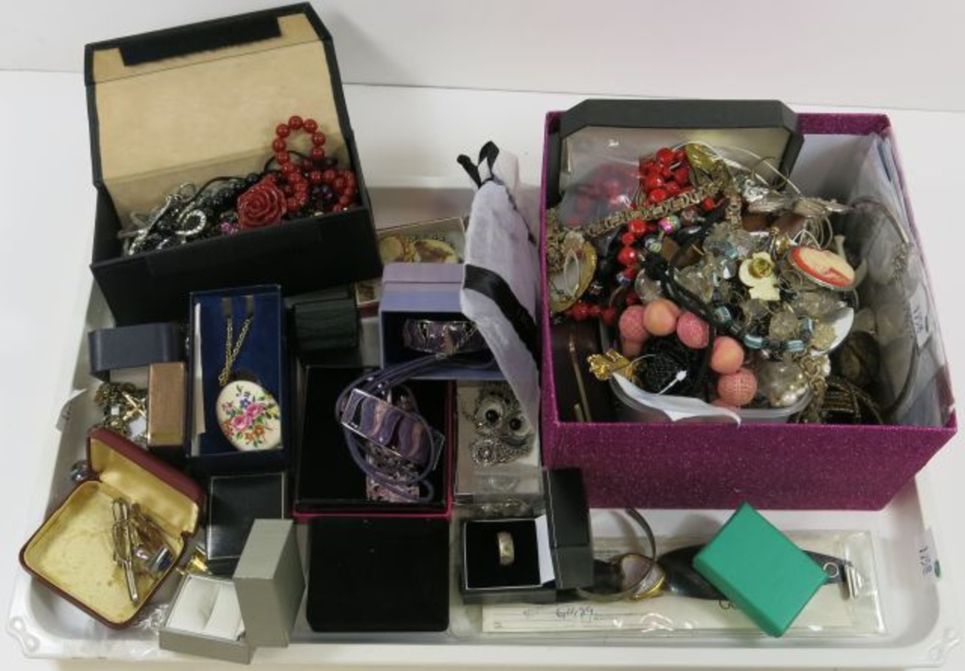 Large Collection of assorted Costume Jewellery (est. £20-£30)