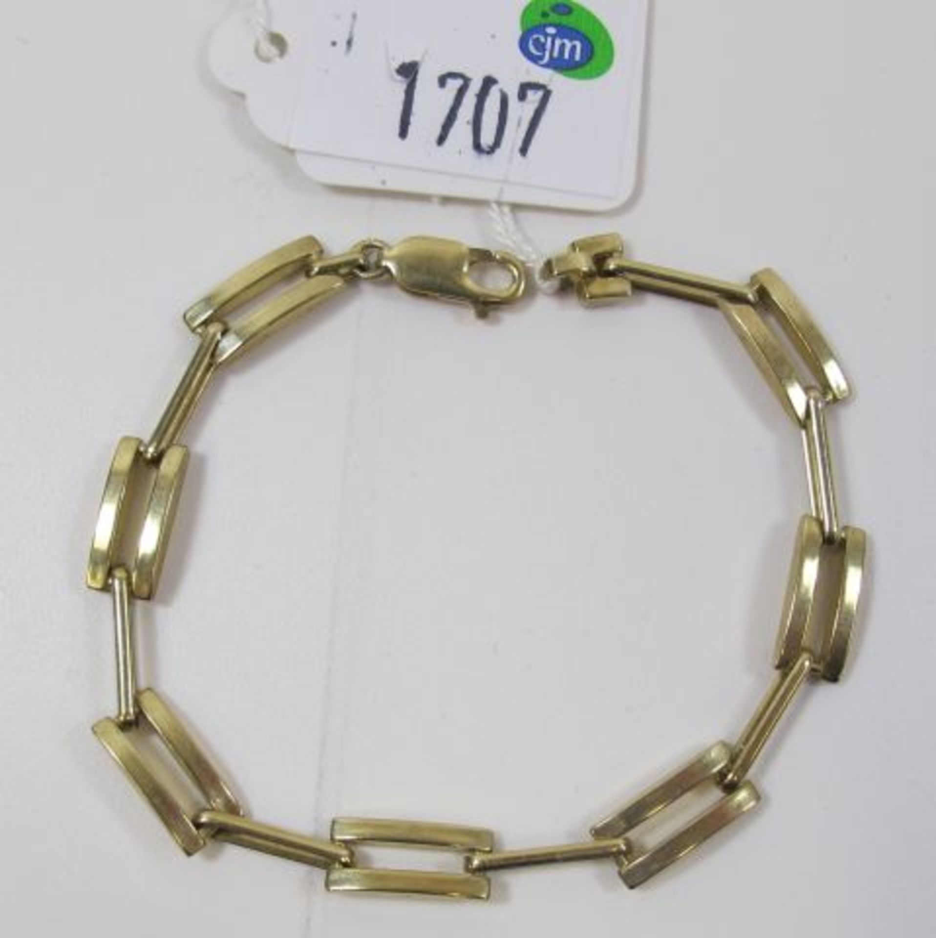 A 9ct Gold Oblong Linked Bracelet (est. £130-£170)