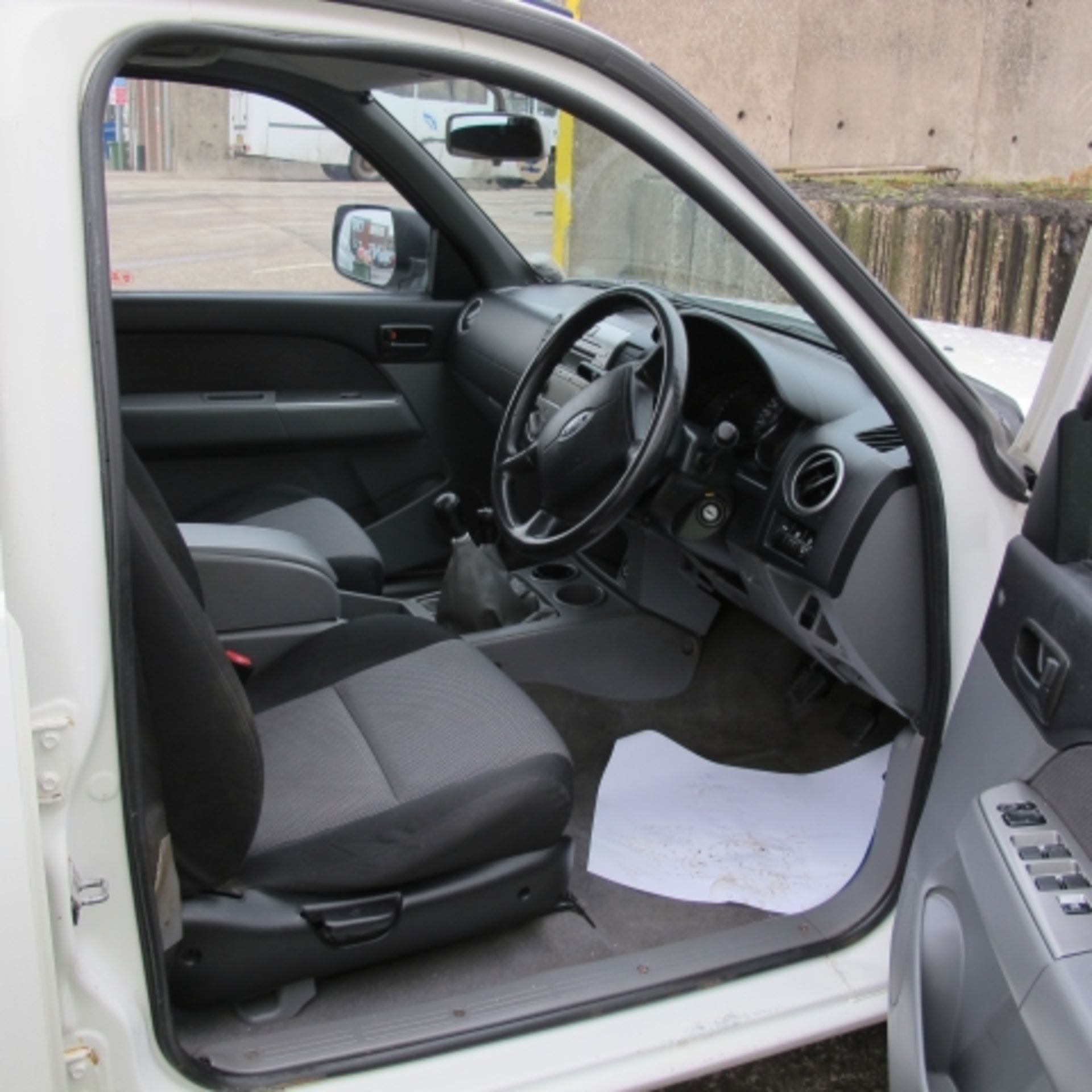 * Ford Ranger 2.5TDCI 4WD Crew Cab Pick up with Rear Sheet Cover & Ball/Pin Hitch, Reg YX07 WDP - Image 7 of 8