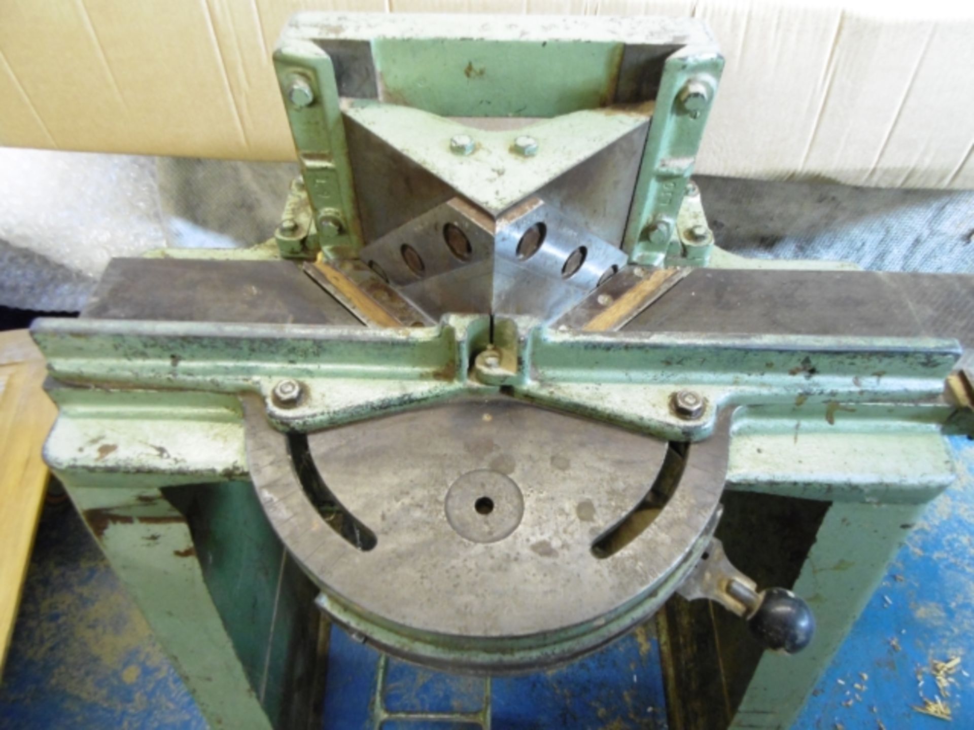 INTERWOOD MANUAL PEDAL OPERATED V-NOTCHER. PLEASE NOTE THERE IS A DISMANTLING, REMOVING & LOADING - Image 4 of 4