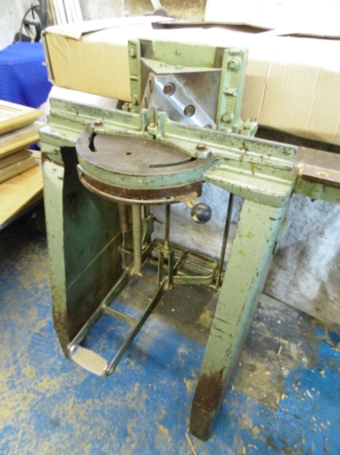 INTERWOOD MANUAL PEDAL OPERATED V-NOTCHER. PLEASE NOTE THERE IS A DISMANTLING, REMOVING & LOADING - Image 2 of 4