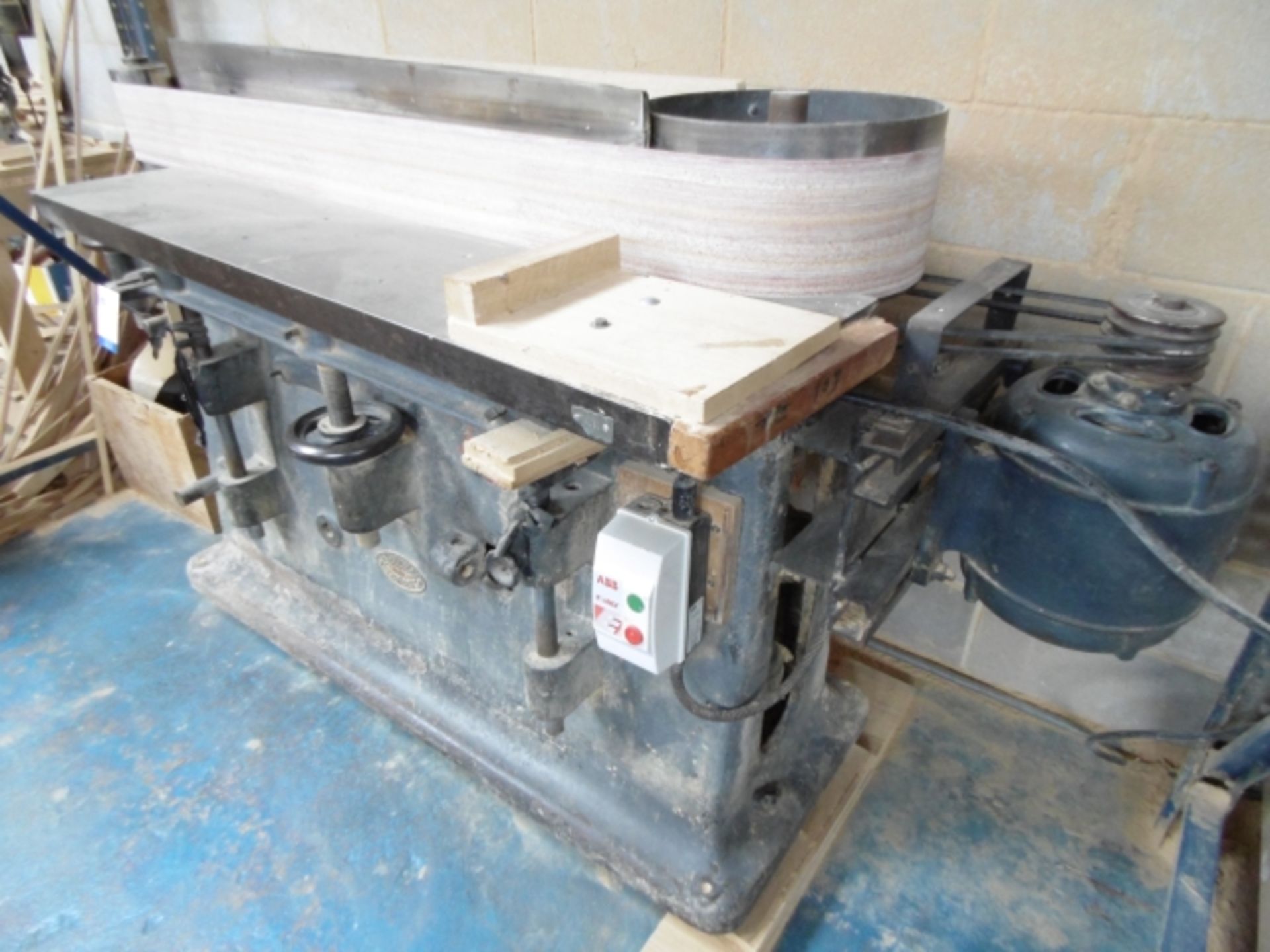A. COOKSLEY HORIZONTAL BELT SANDER; BED LENGTH 1430MM; 3 PHASE; WITH ABB E-PACK BRAKE. PLEASE NOTE - Image 3 of 5
