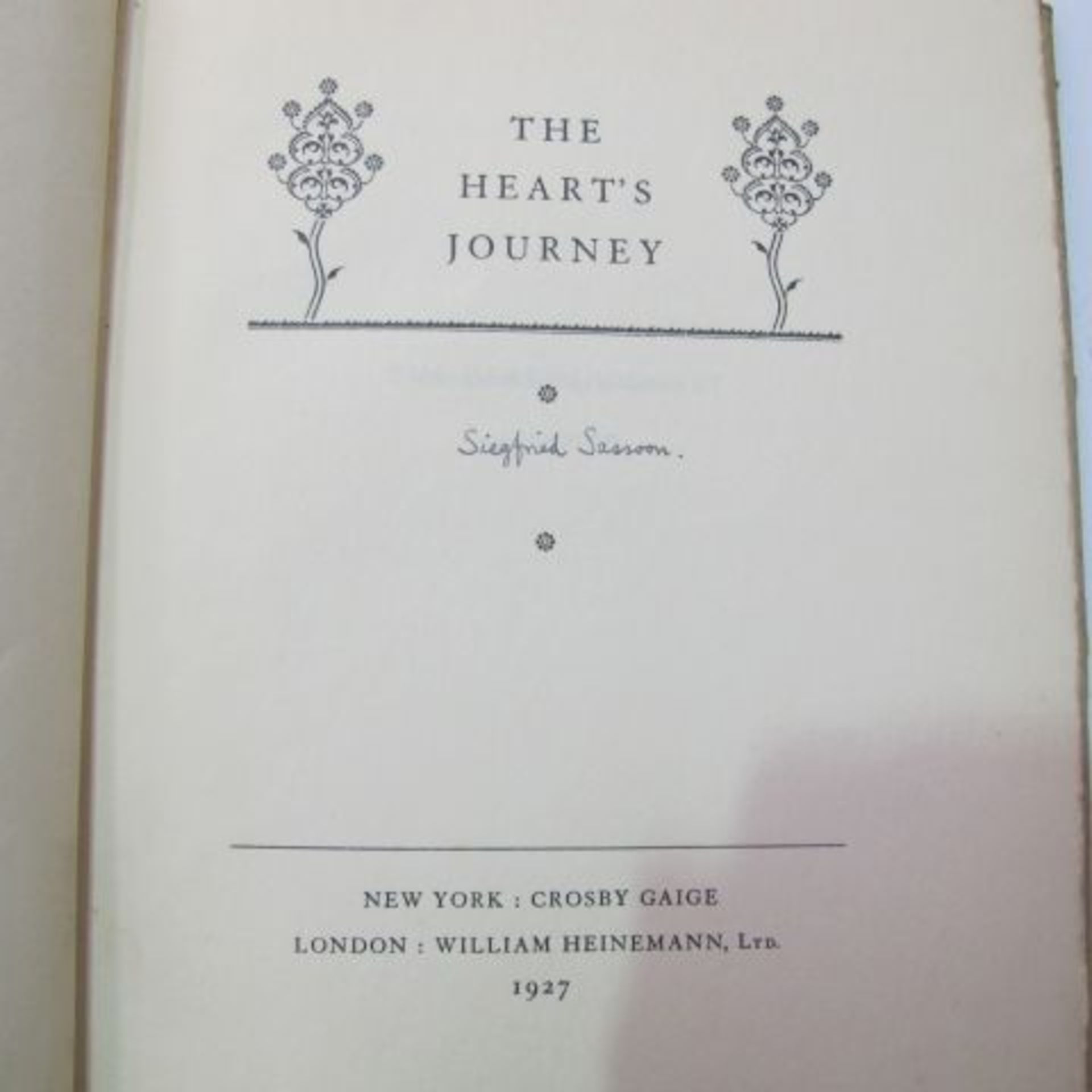 A hardback copy with dust cover of The Heart's Journey by Siegfried Sasson. The dust jacket - Image 3 of 3