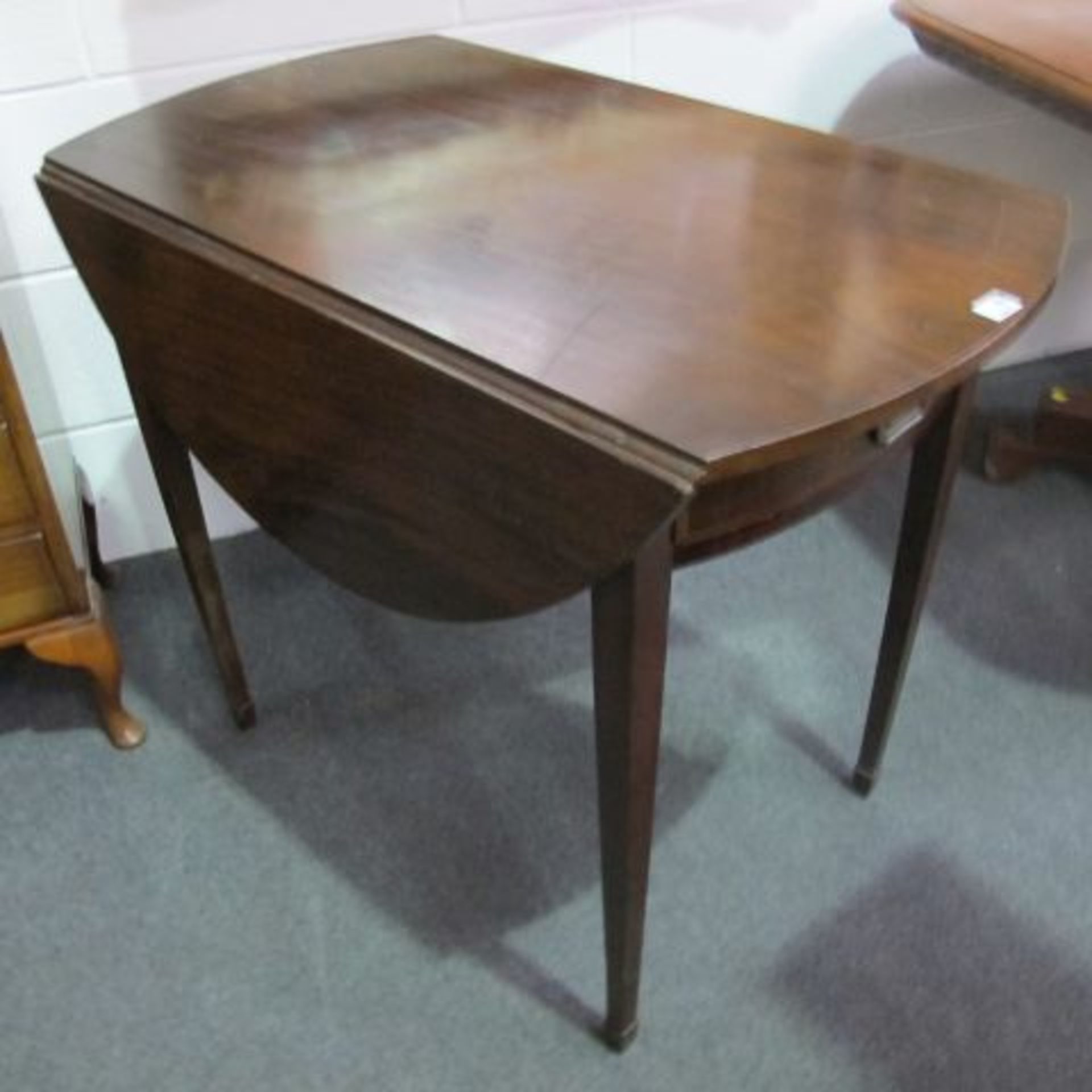 A Georgian Style Mahogany Oval Pembroke Table on Square Legs.  87cms.  (est. £40-£80)