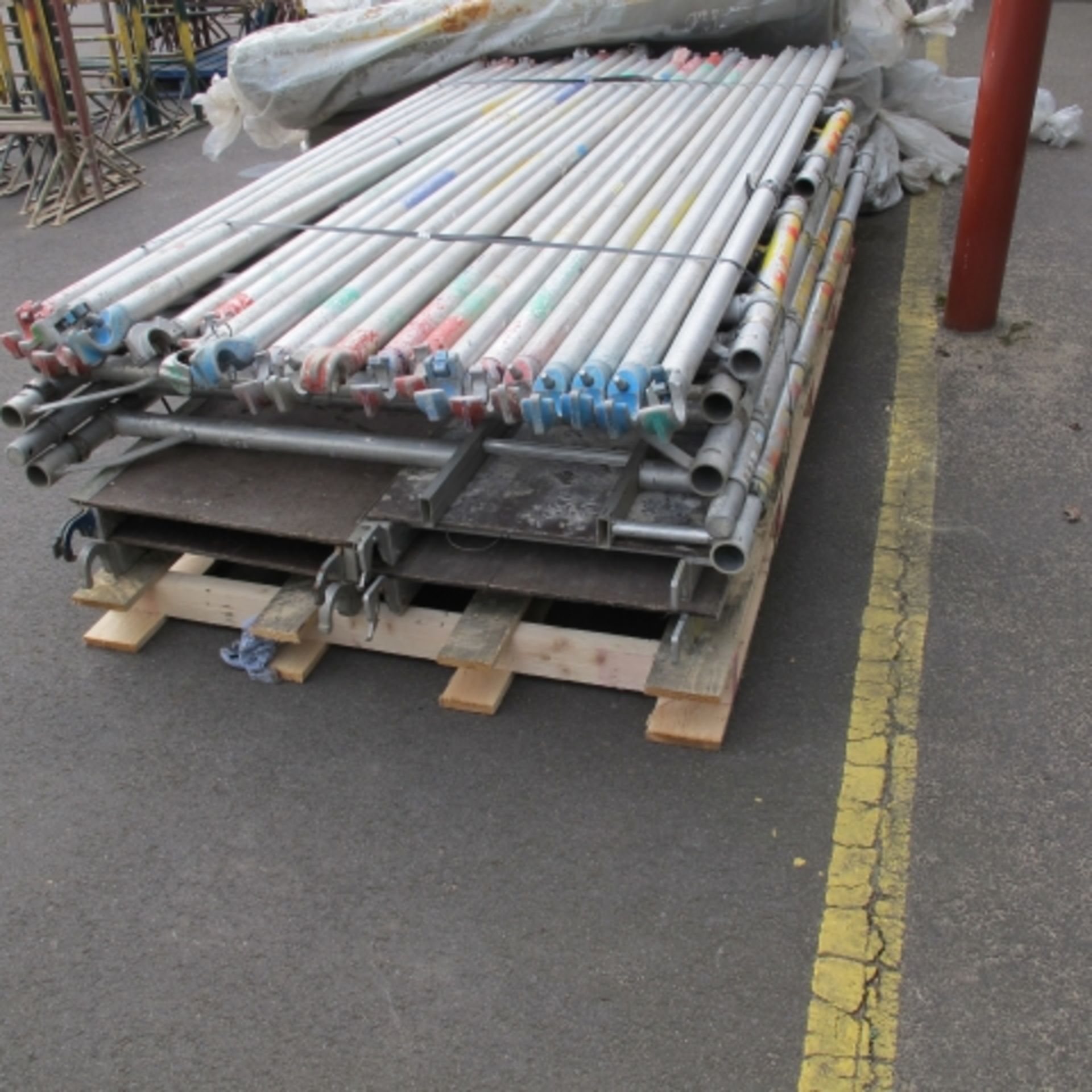 * Pallet of aluminium boltless scaffold and boards. Please note there is a £5 plus VAT handling - Image 2 of 2