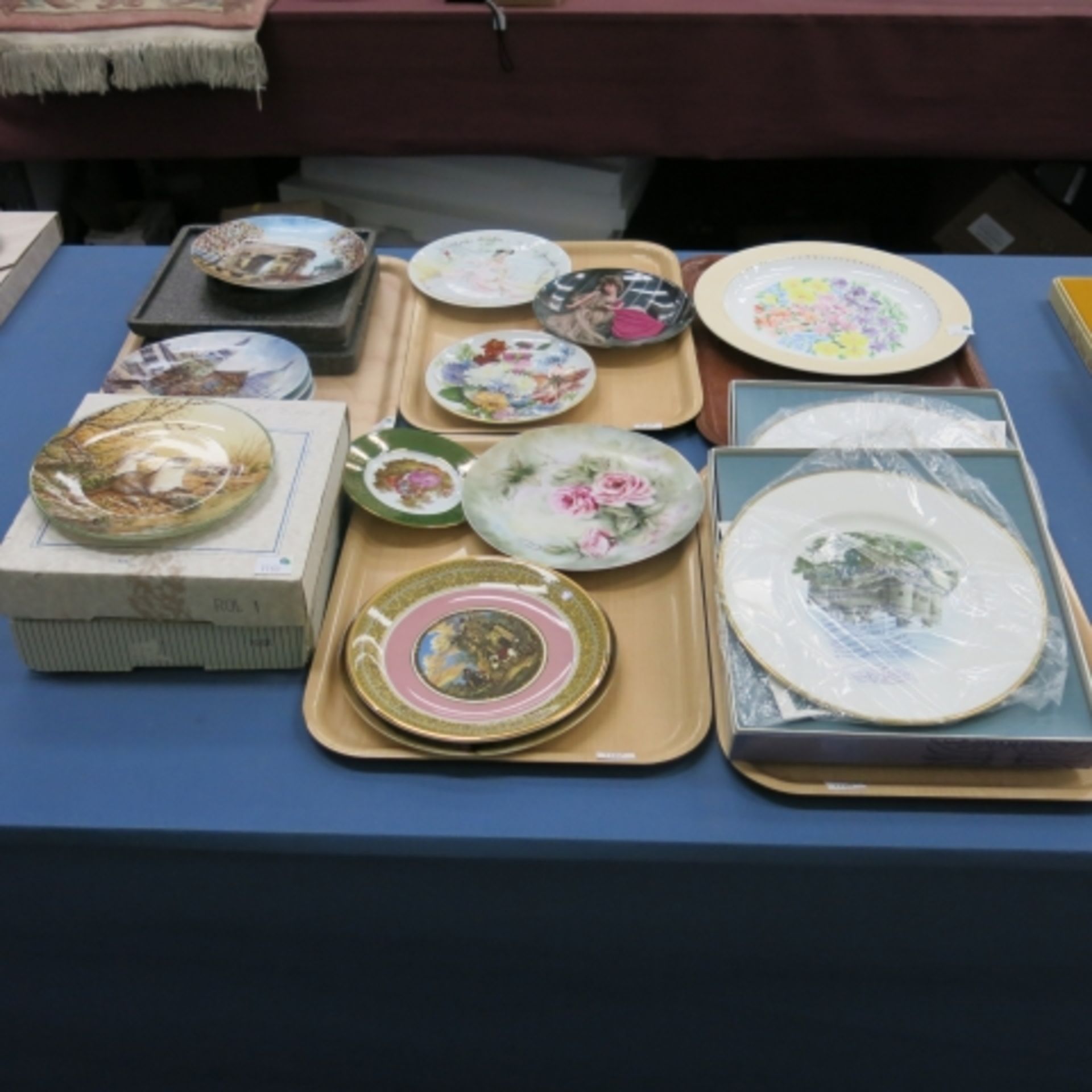 Approximately 39 souvenir plates, many with examples by Wedgwood, Hutschenreuther Knowles (